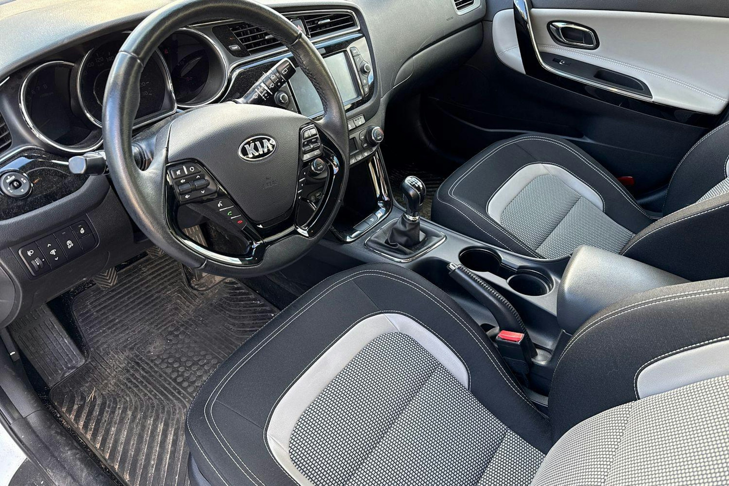 Valkoinen Kia cee'd 2018 kuva 3.