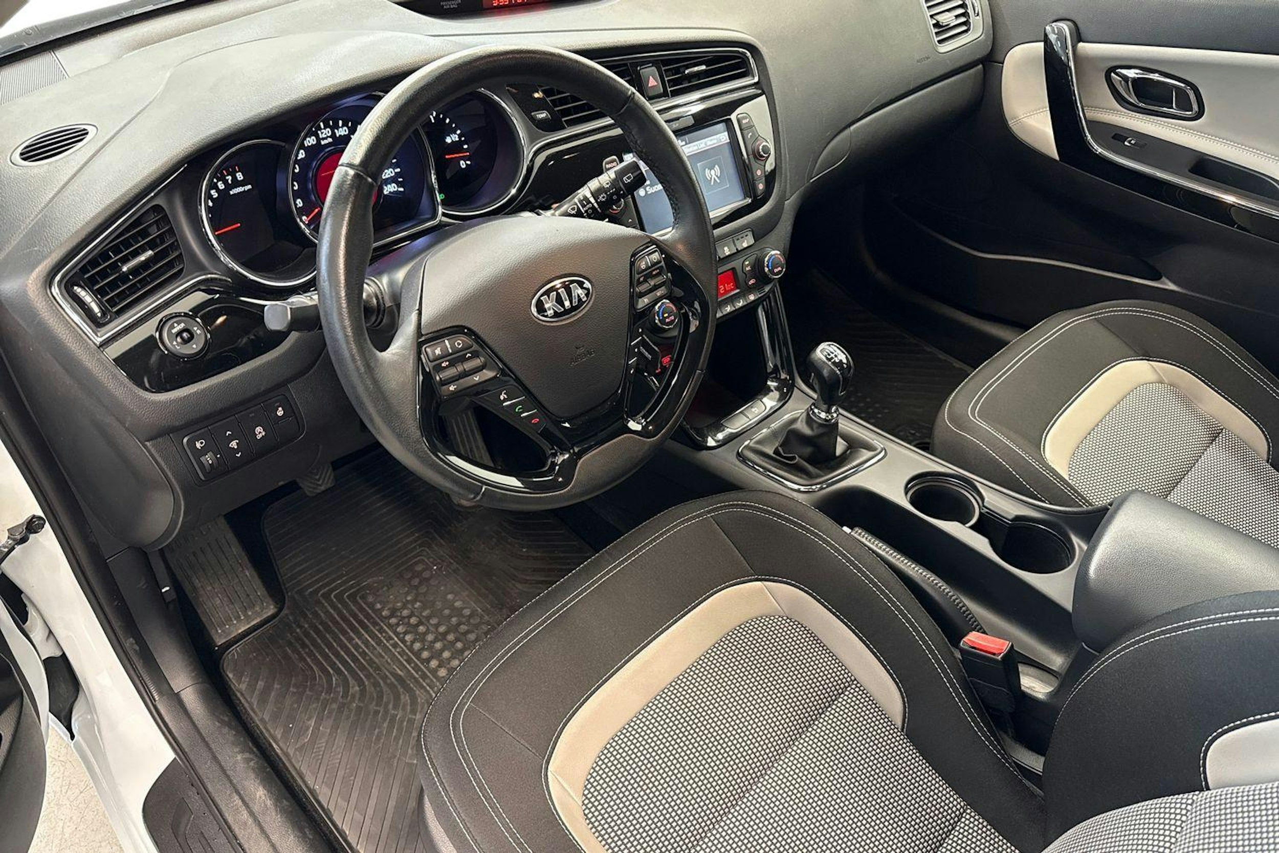 Valkoinen Kia cee'd 2018 kuva 7.