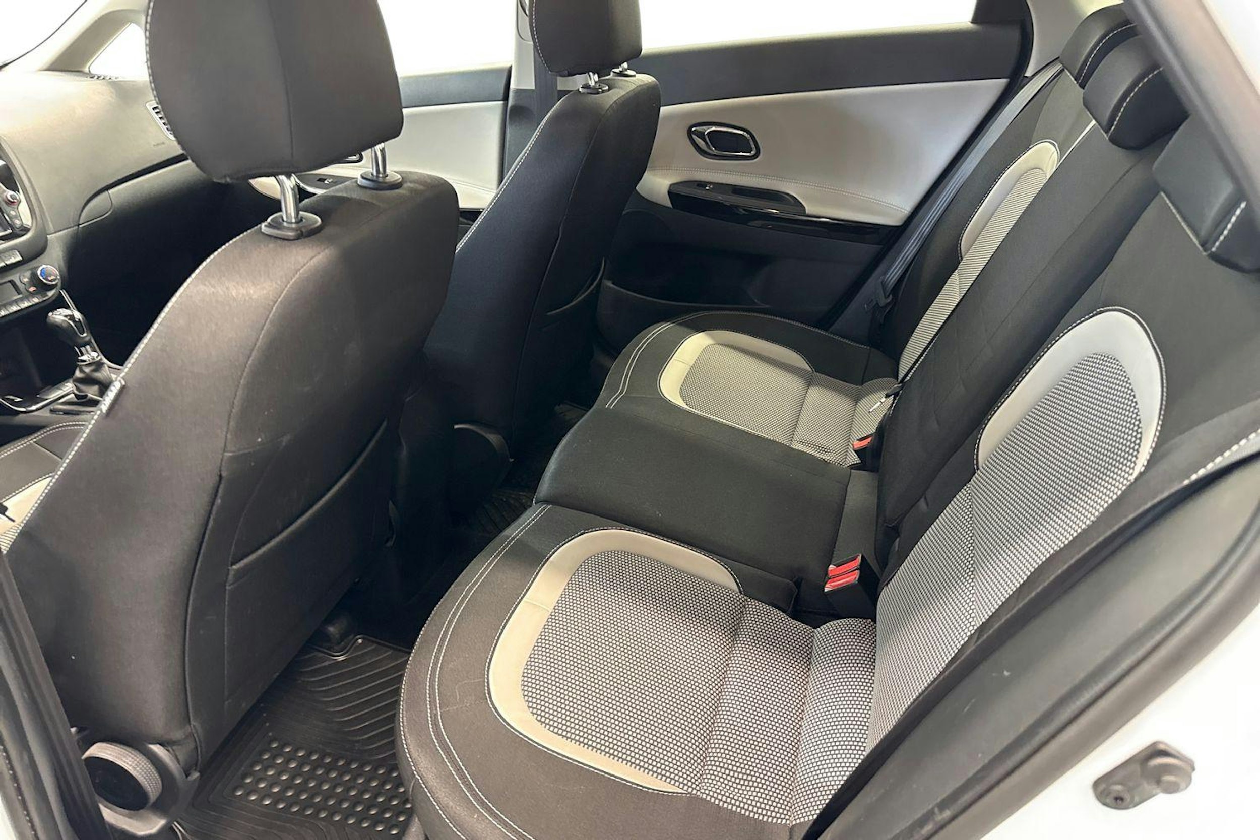 Valkoinen Kia cee'd 2018 kuva 10.