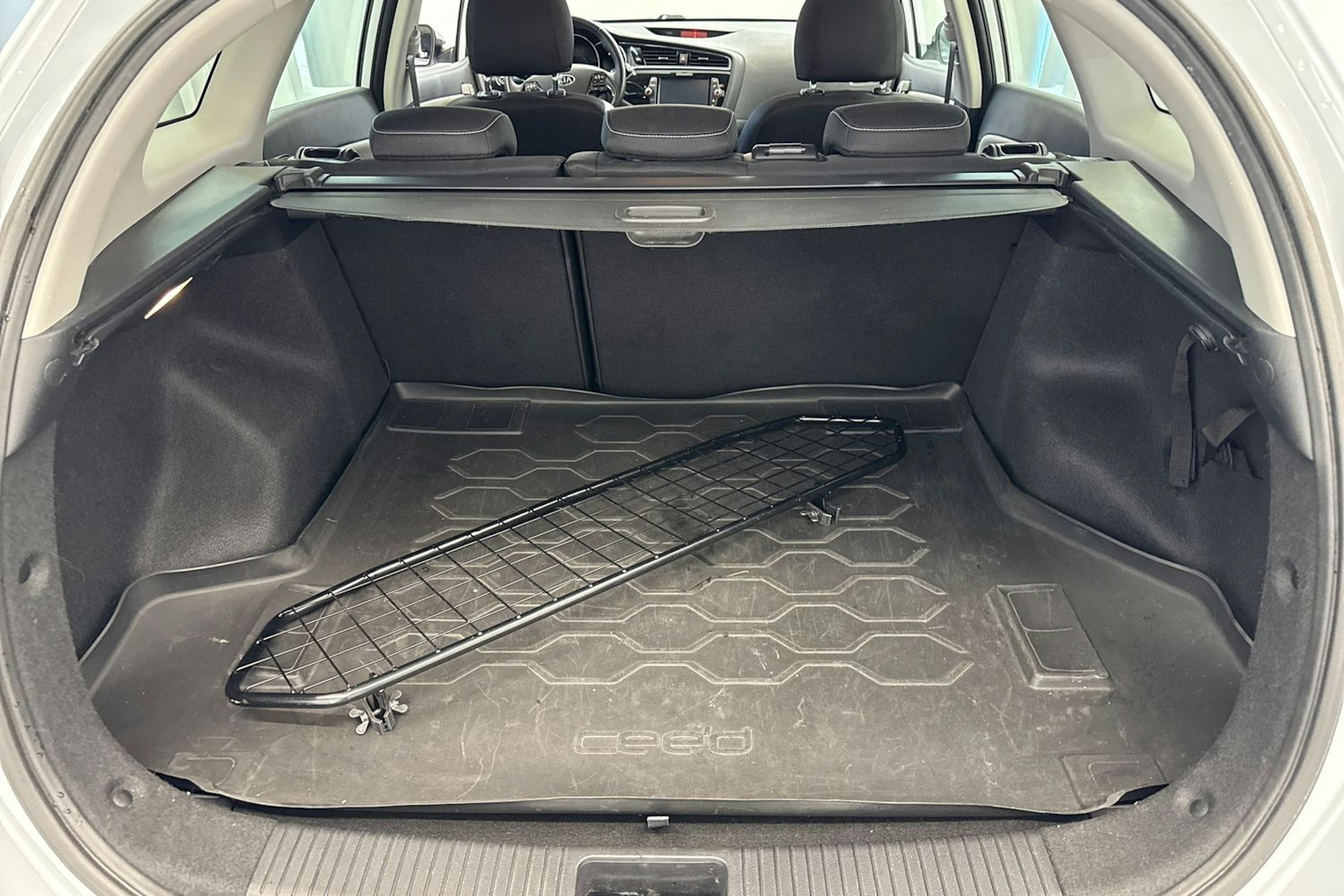 Valkoinen Kia cee'd 2018 kuva 14.