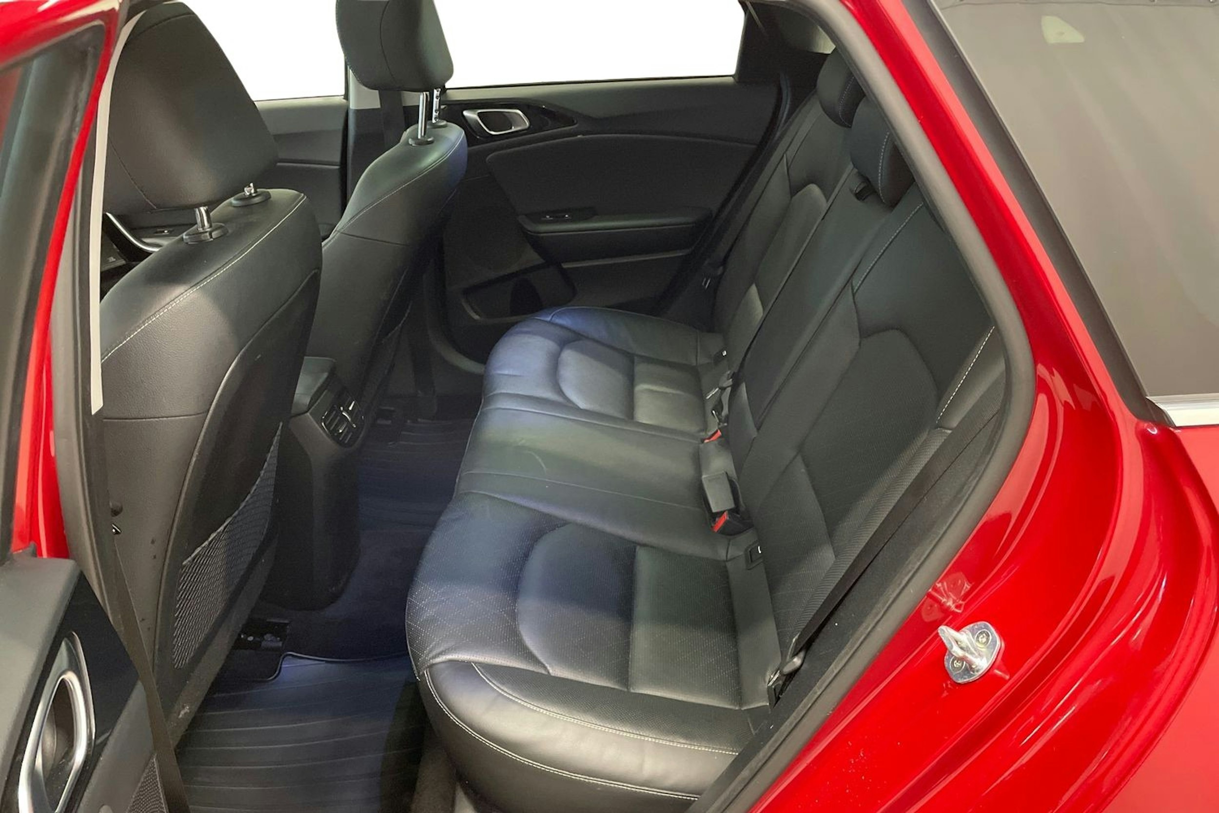 Punainen Kia ceed 2018 kuva 10.
