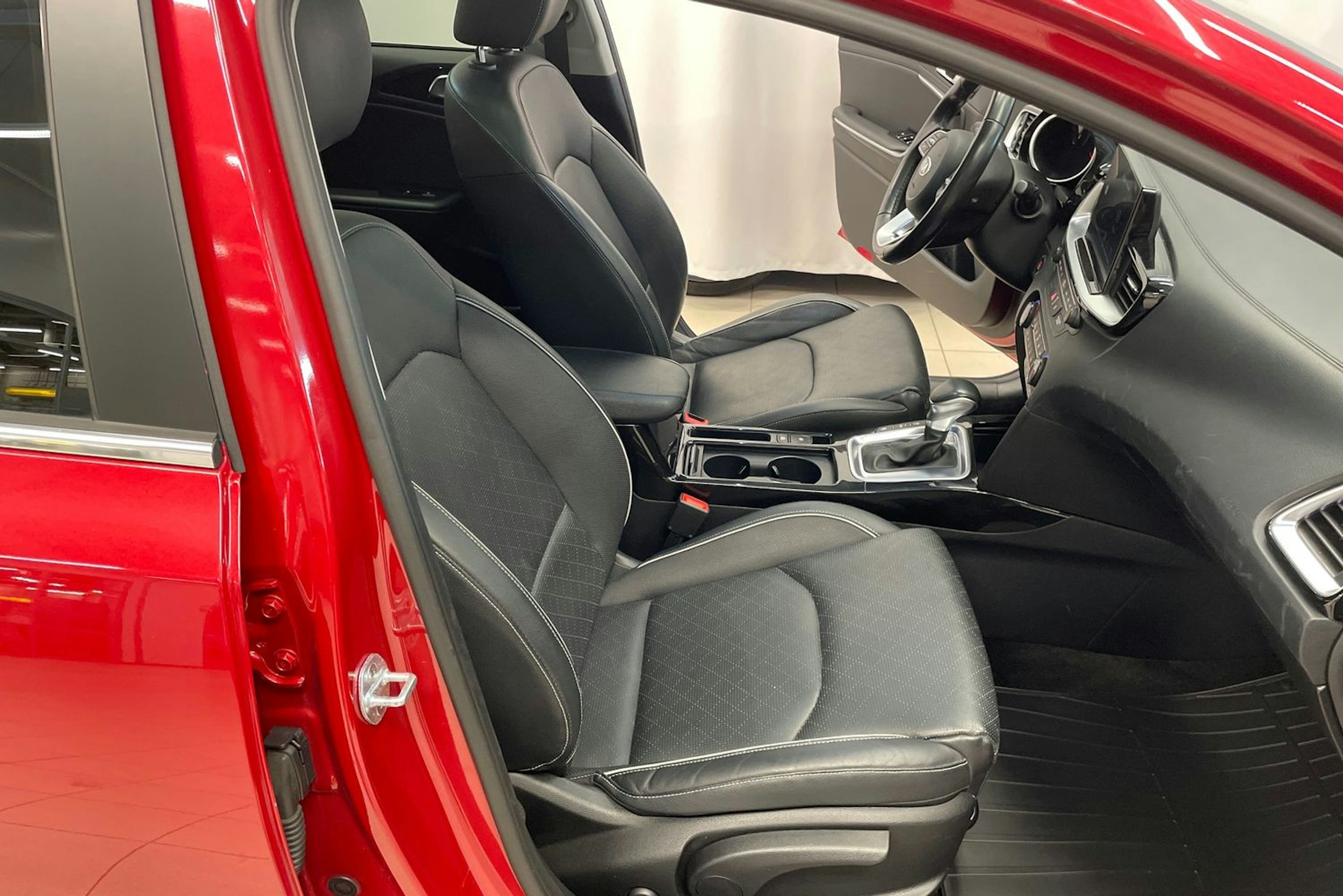 Punainen Kia ceed 2018 kuva 28.