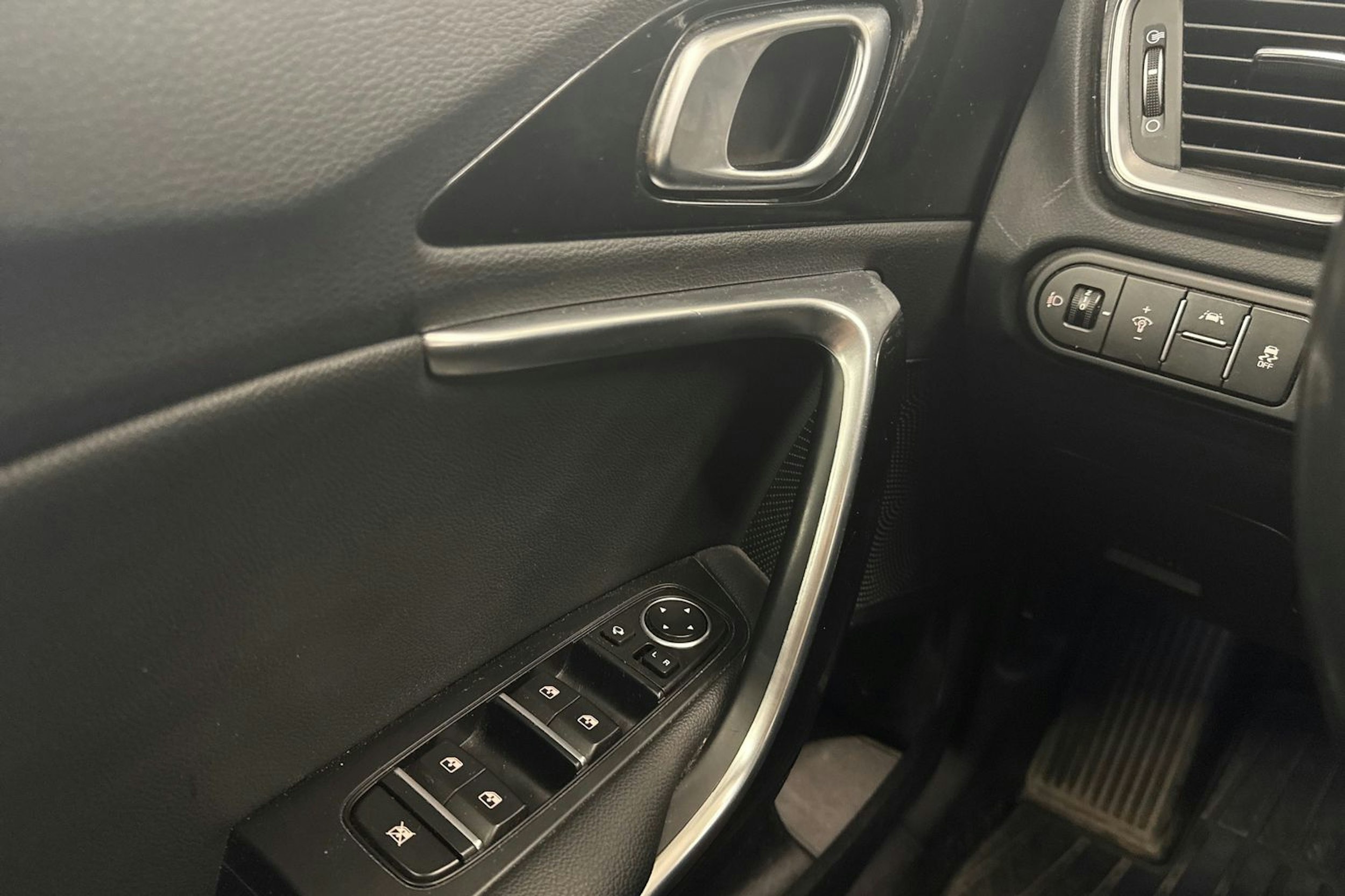 musta Kia Ceed 2018 kuva 15.