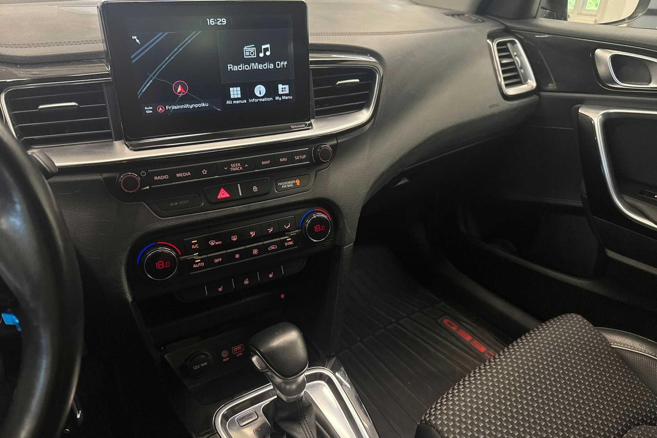musta Kia Ceed 2018 kuva 16.