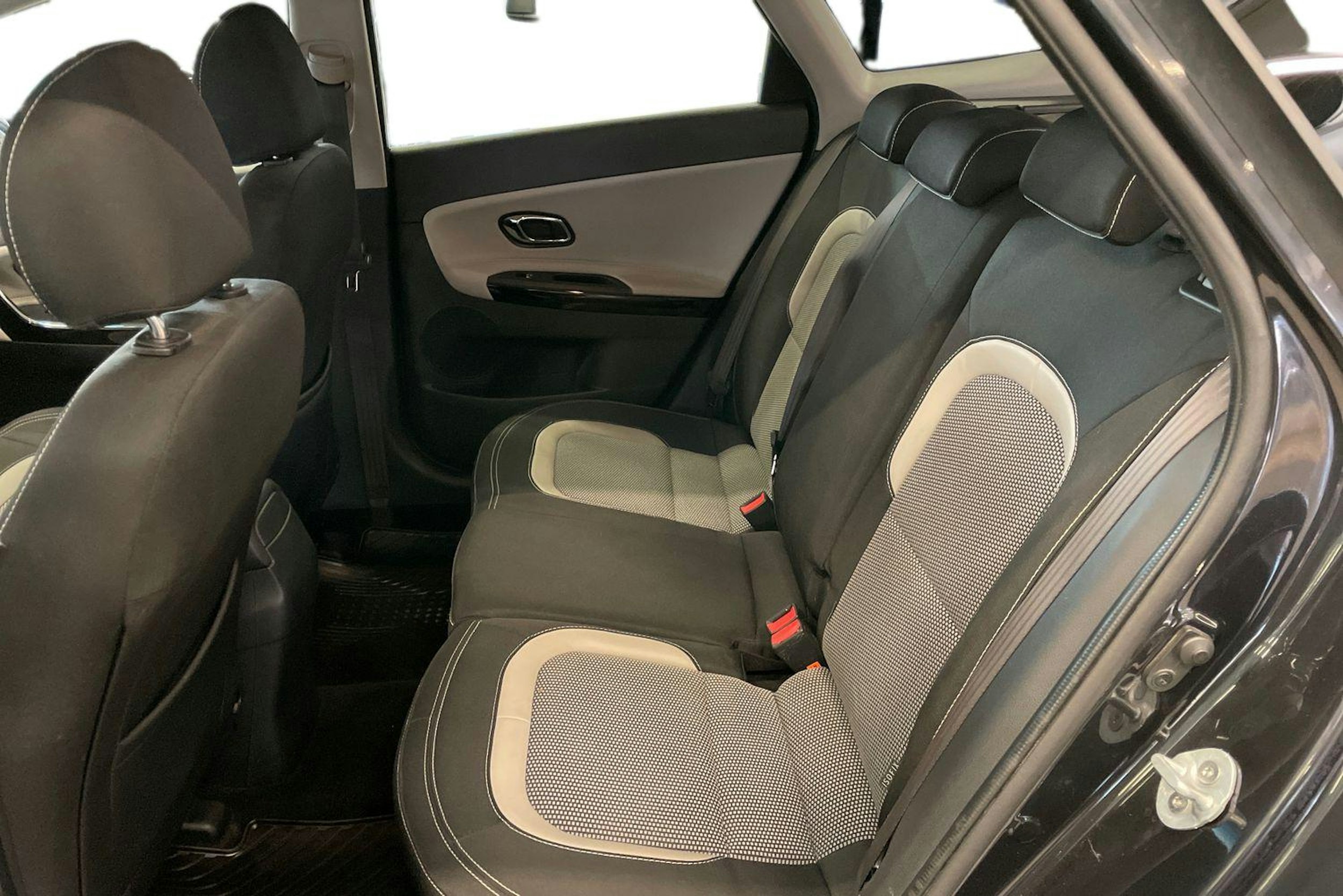 Musta Kia cee'd 2018 kuva 8.