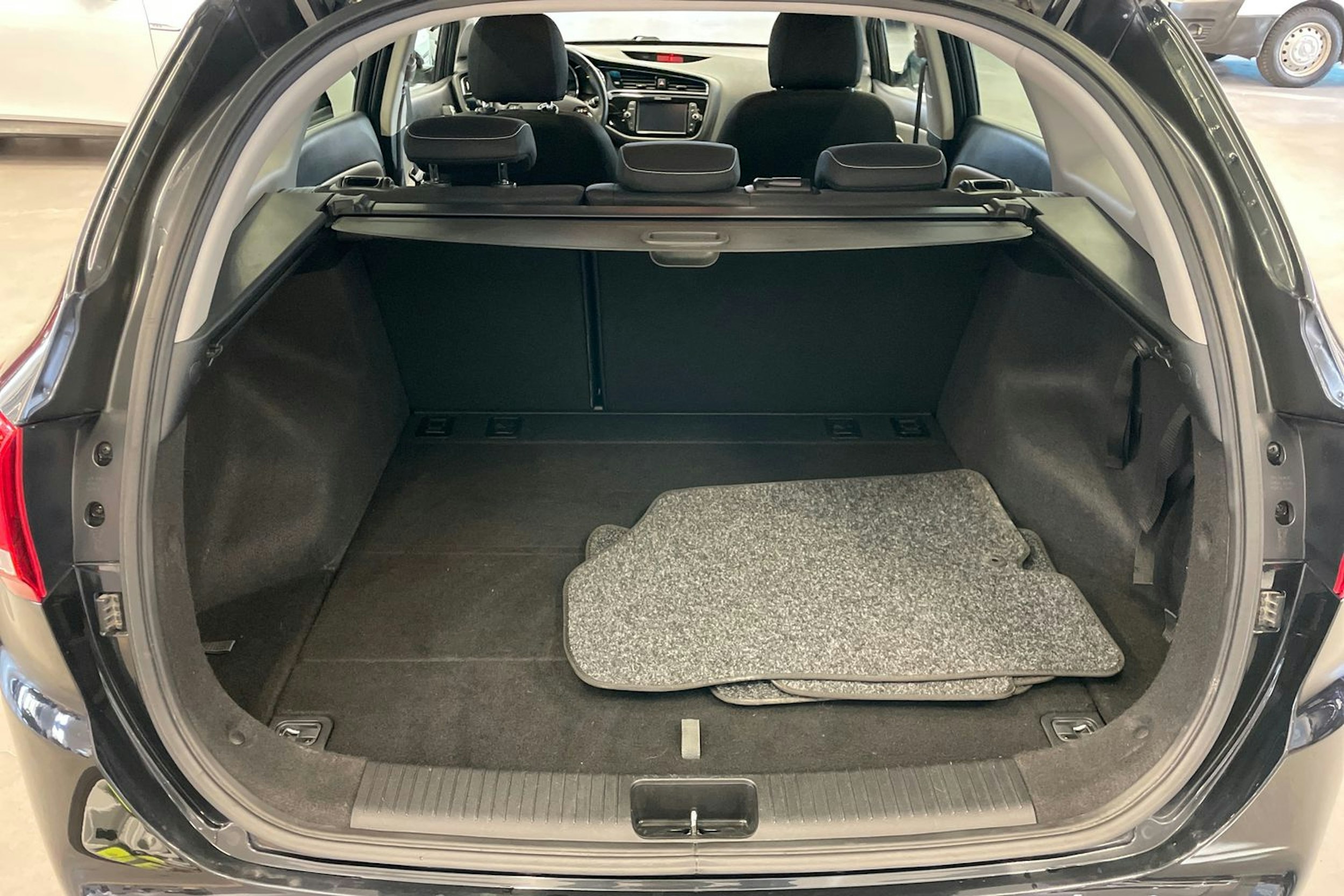 Musta Kia cee'd 2018 kuva 13.