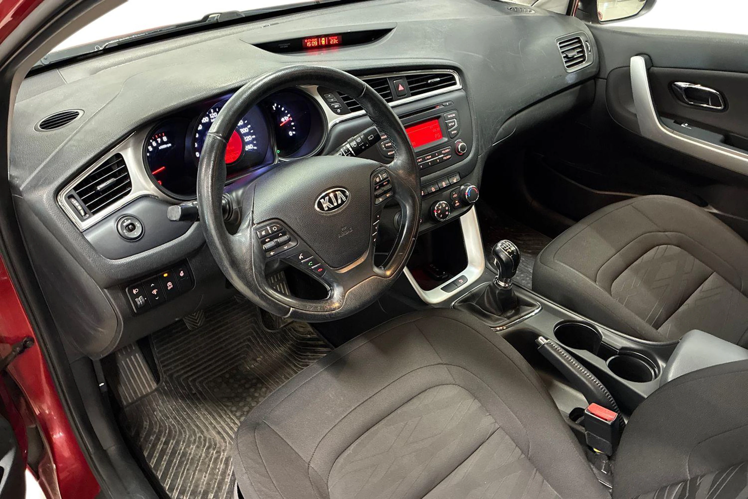 punainen Kia Ceed 2018 kuva 3.