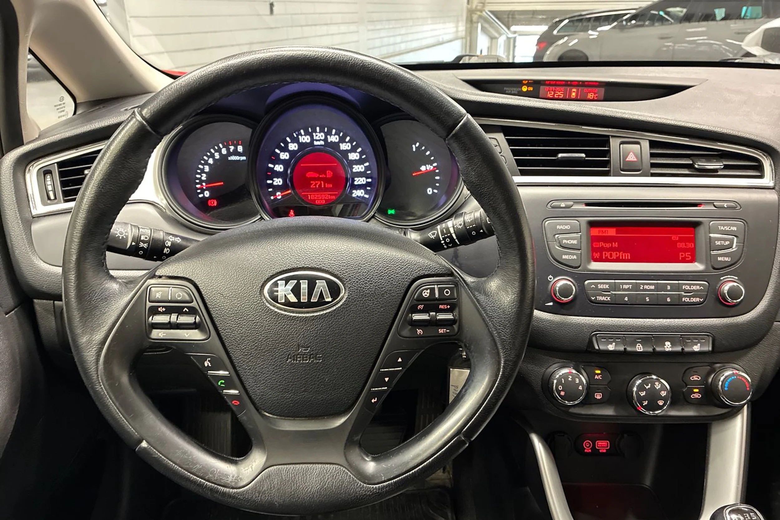 punainen Kia Ceed 2018 kuva 11.