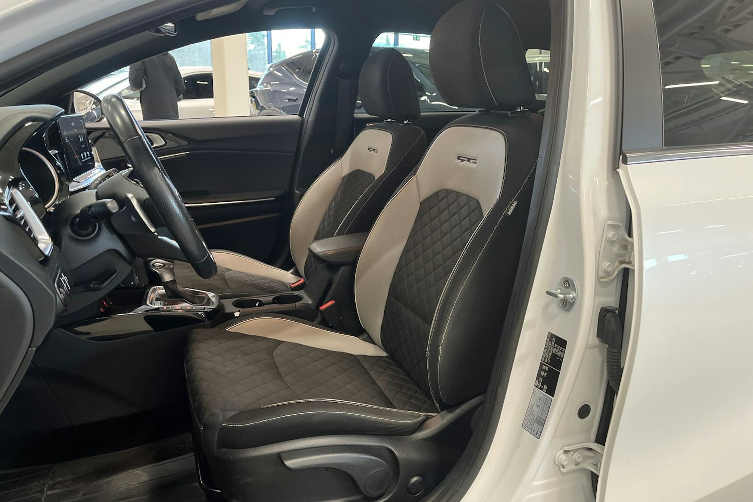 valkoinen Kia Ceed 2019 kuva 14.