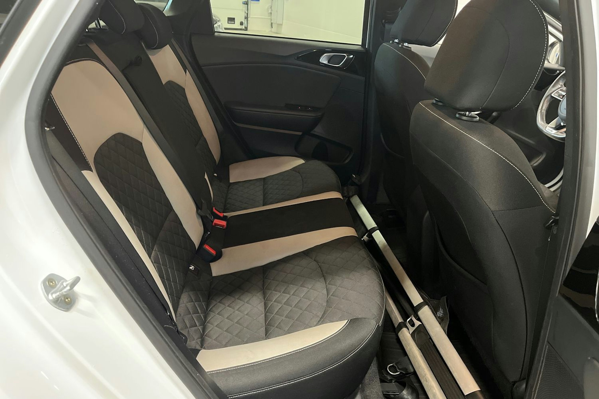 valkoinen Kia Ceed 2019 kuva 17.