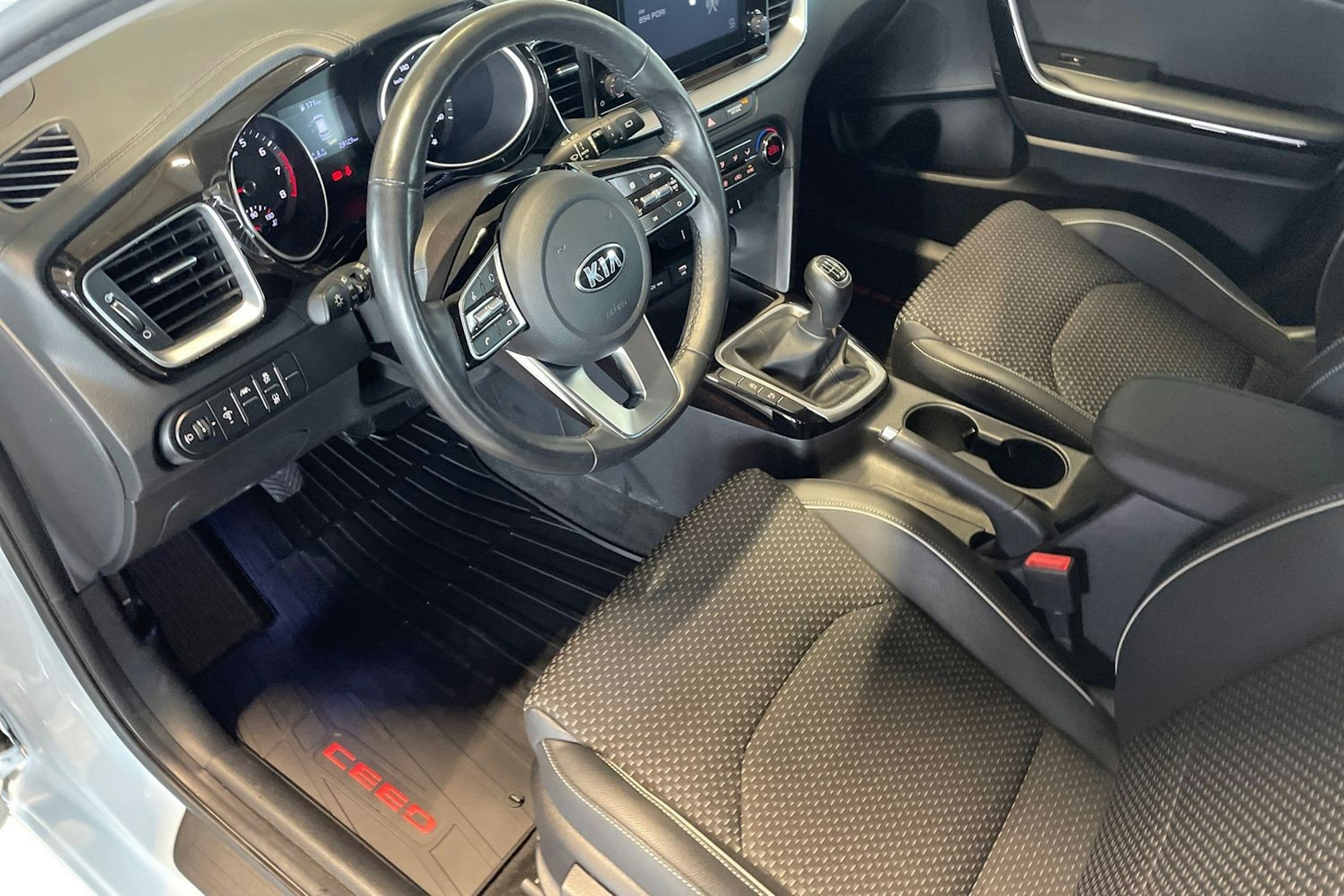 valkoinen Kia Ceed 2019 kuva 7.