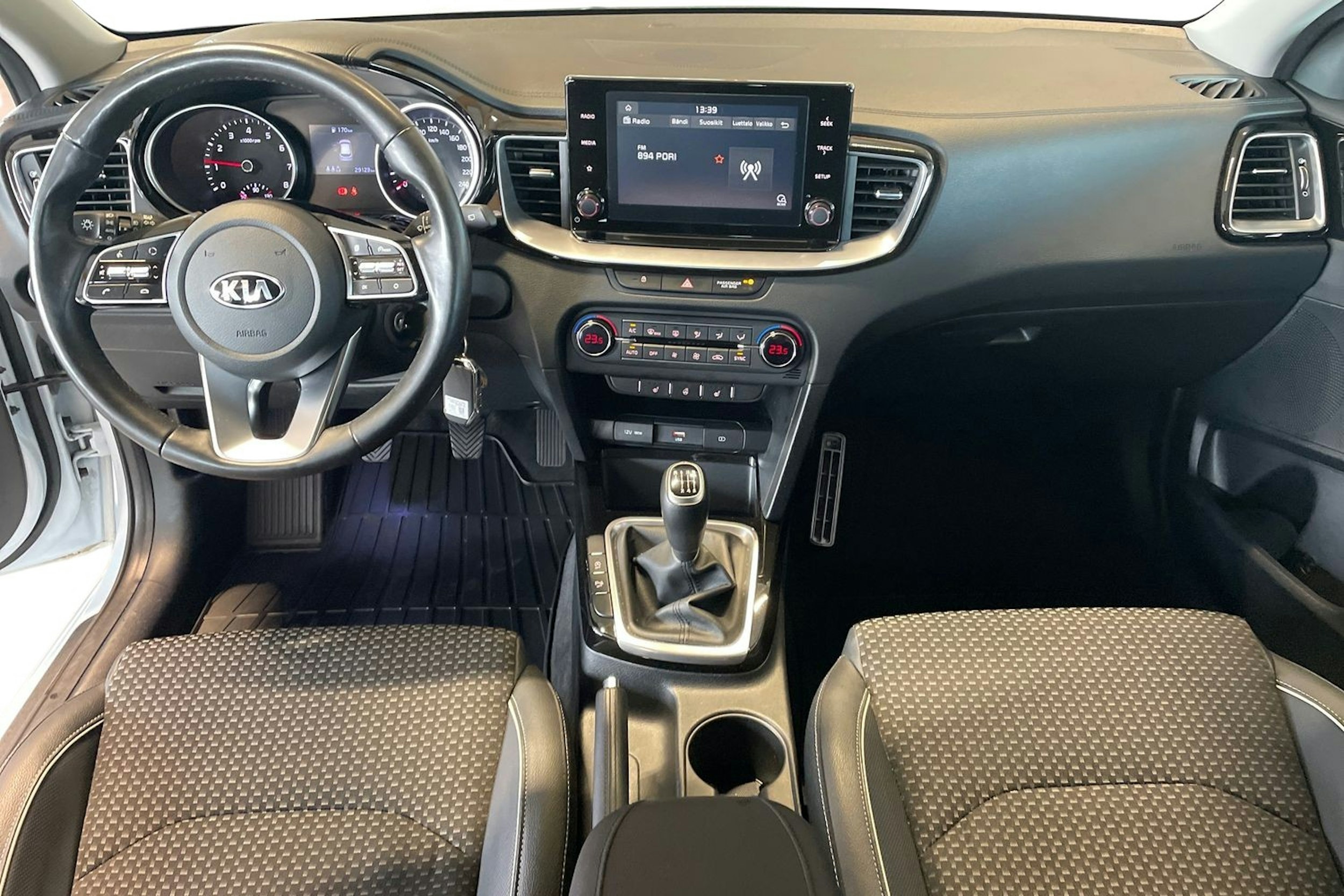 valkoinen Kia Ceed 2019 kuva 9.