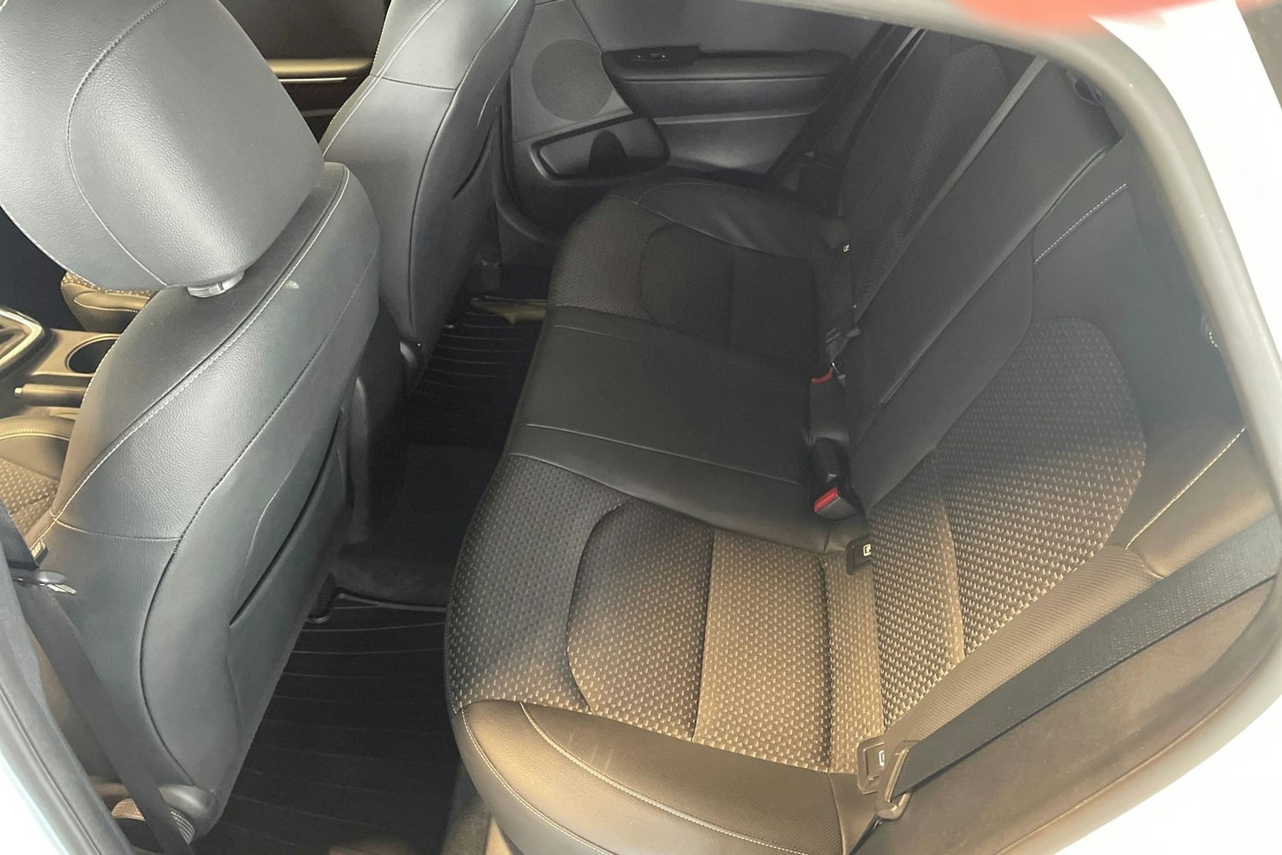 valkoinen Kia Ceed 2019 kuva 10.