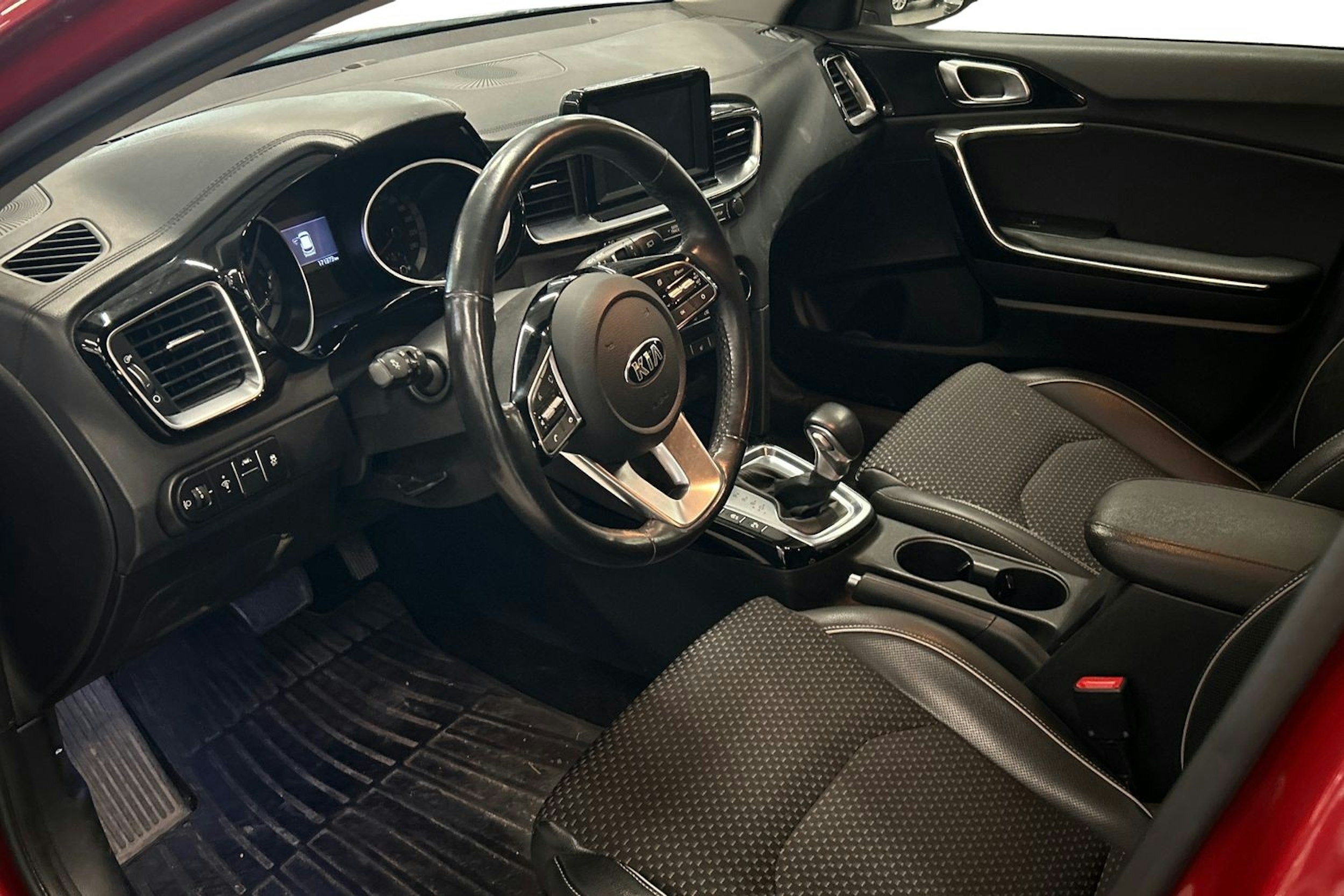 punainen Kia Ceed 2019 kuva 3.