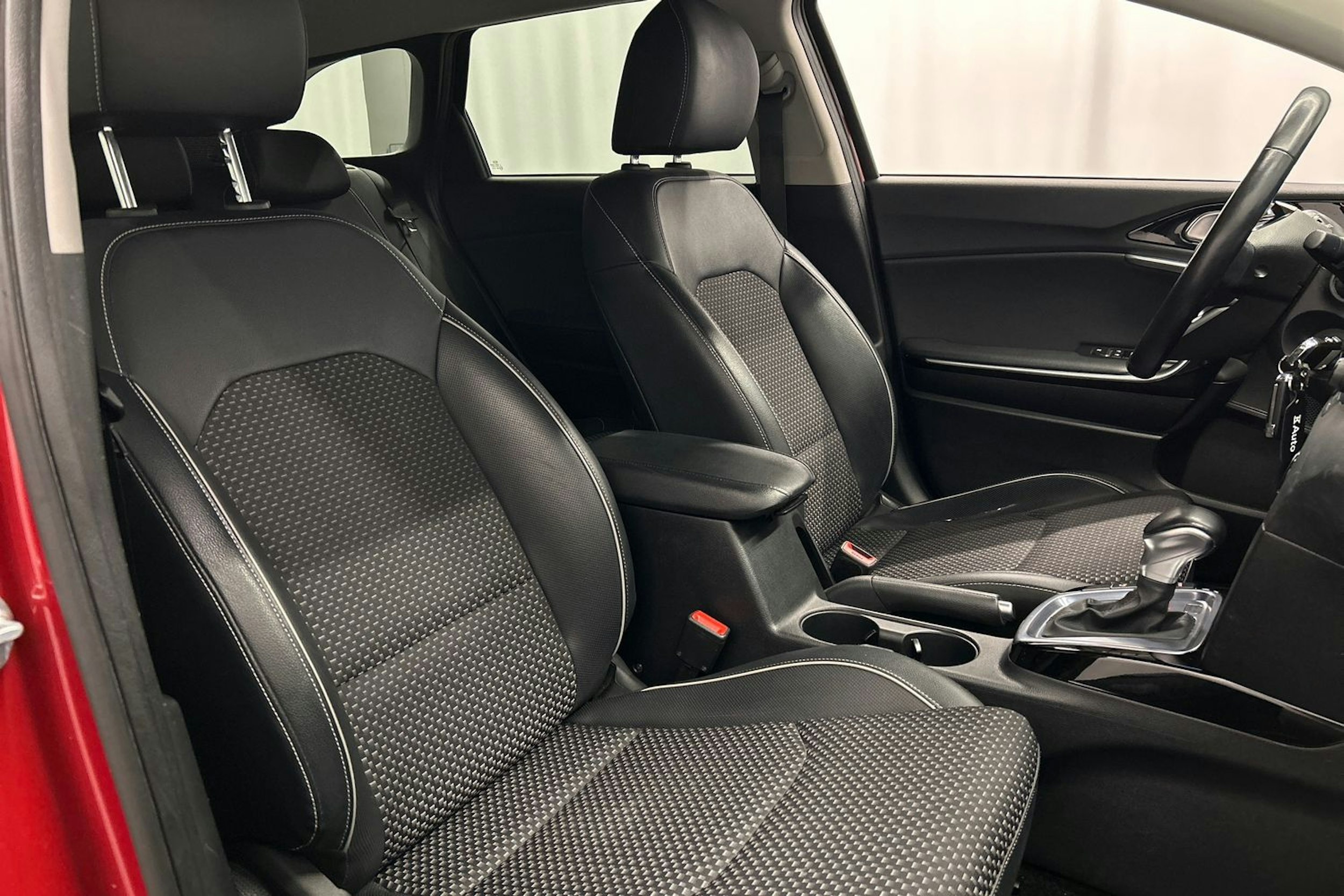 punainen Kia Ceed 2019 kuva 17.