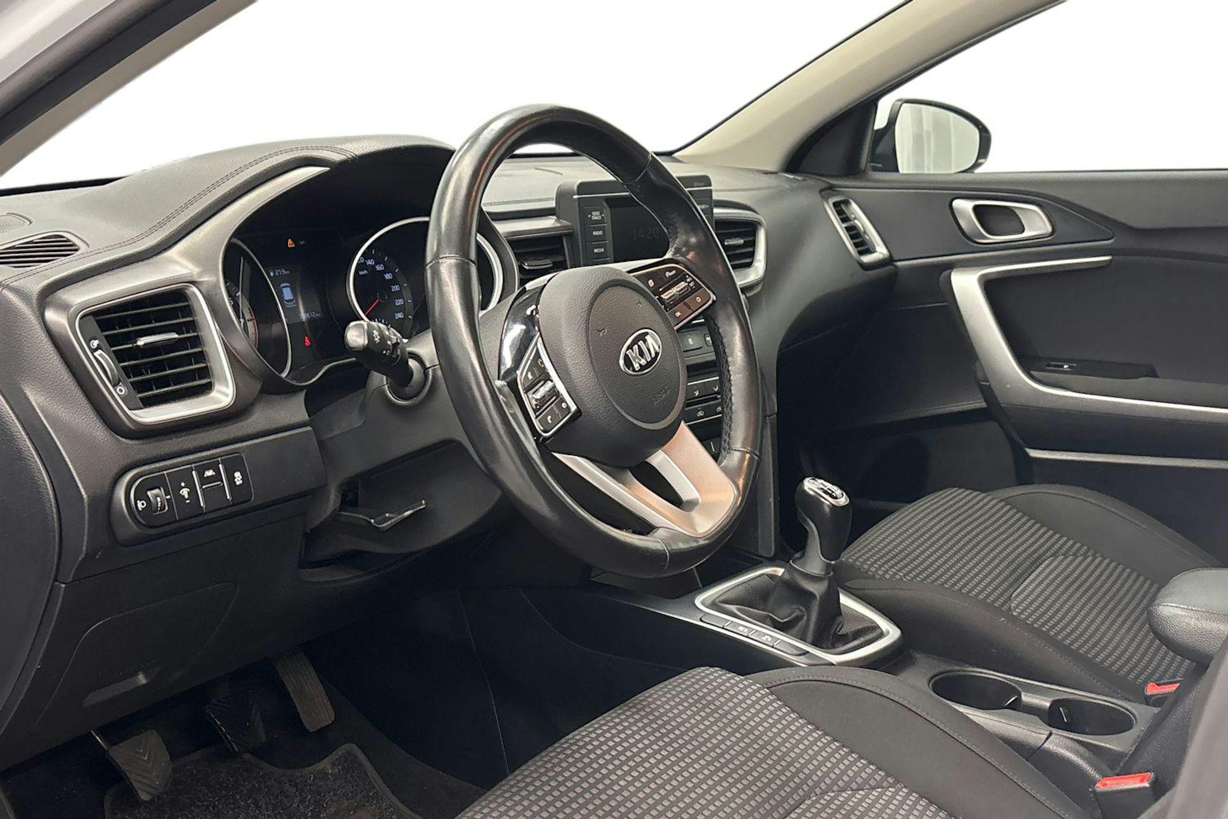 valkoinen Kia Ceed 2019 kuva 6.