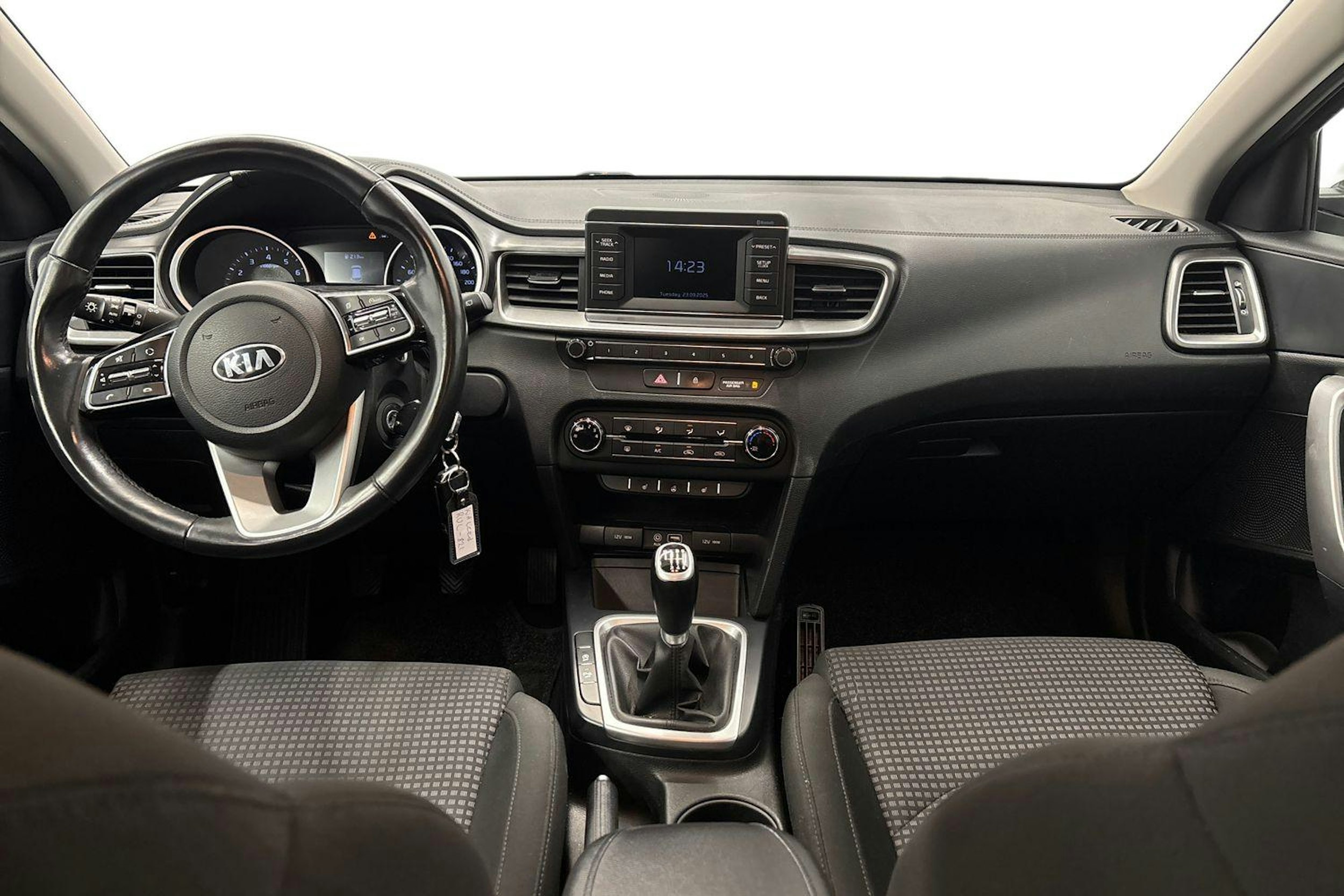 valkoinen Kia Ceed 2019 kuva 7.
