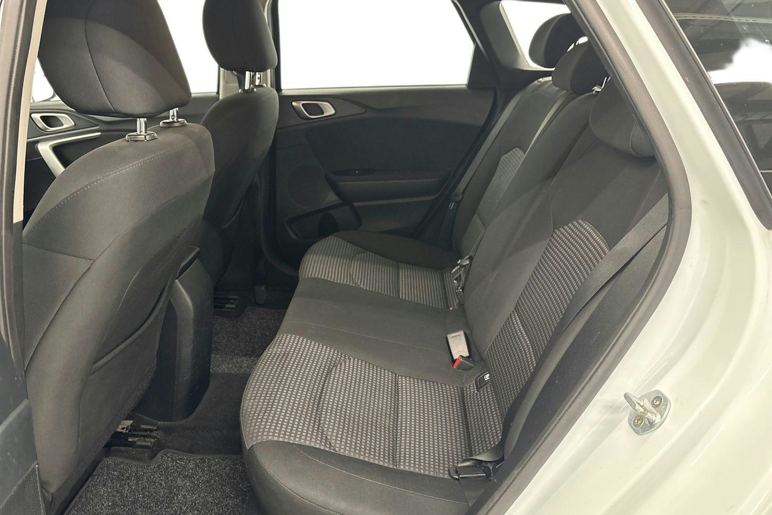 valkoinen Kia Ceed 2019 kuva 8.
