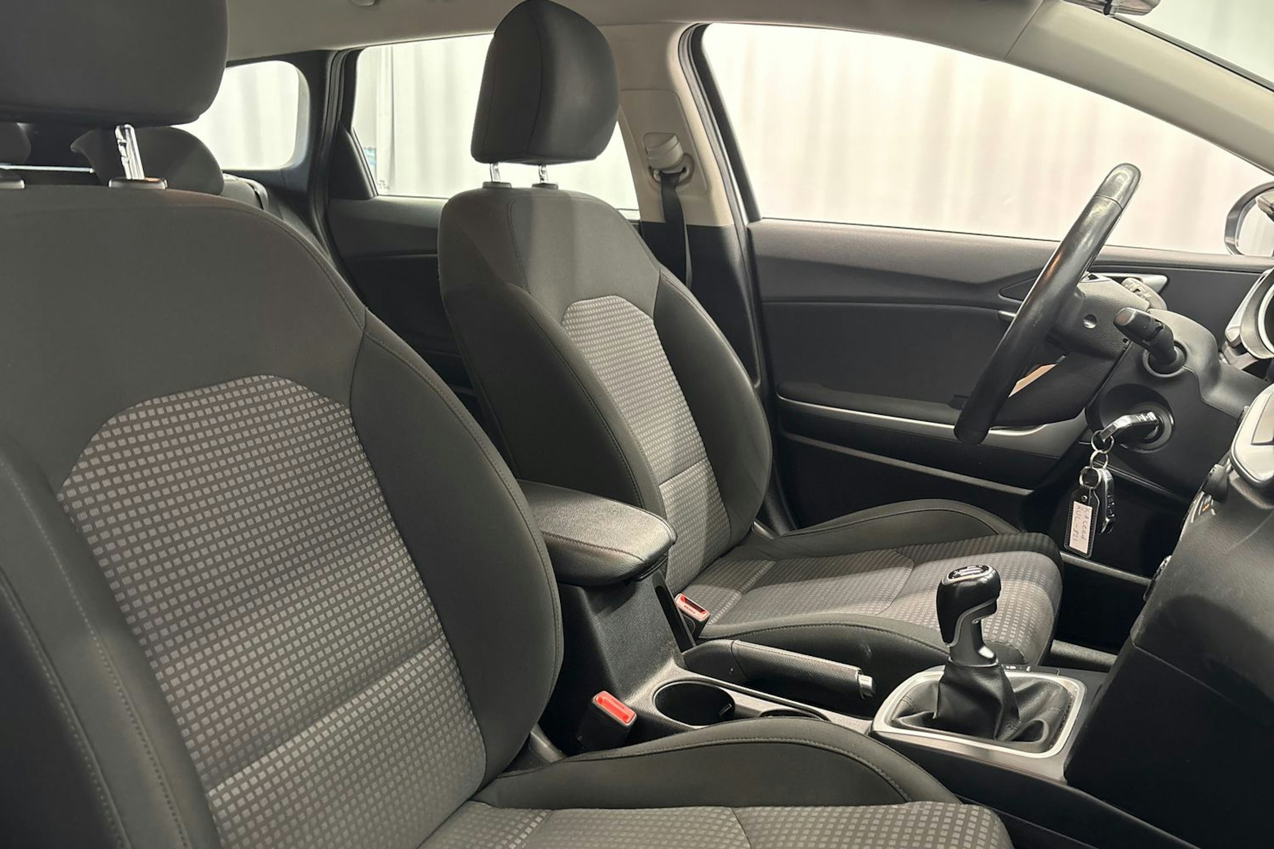 valkoinen Kia Ceed 2019 kuva 11.
