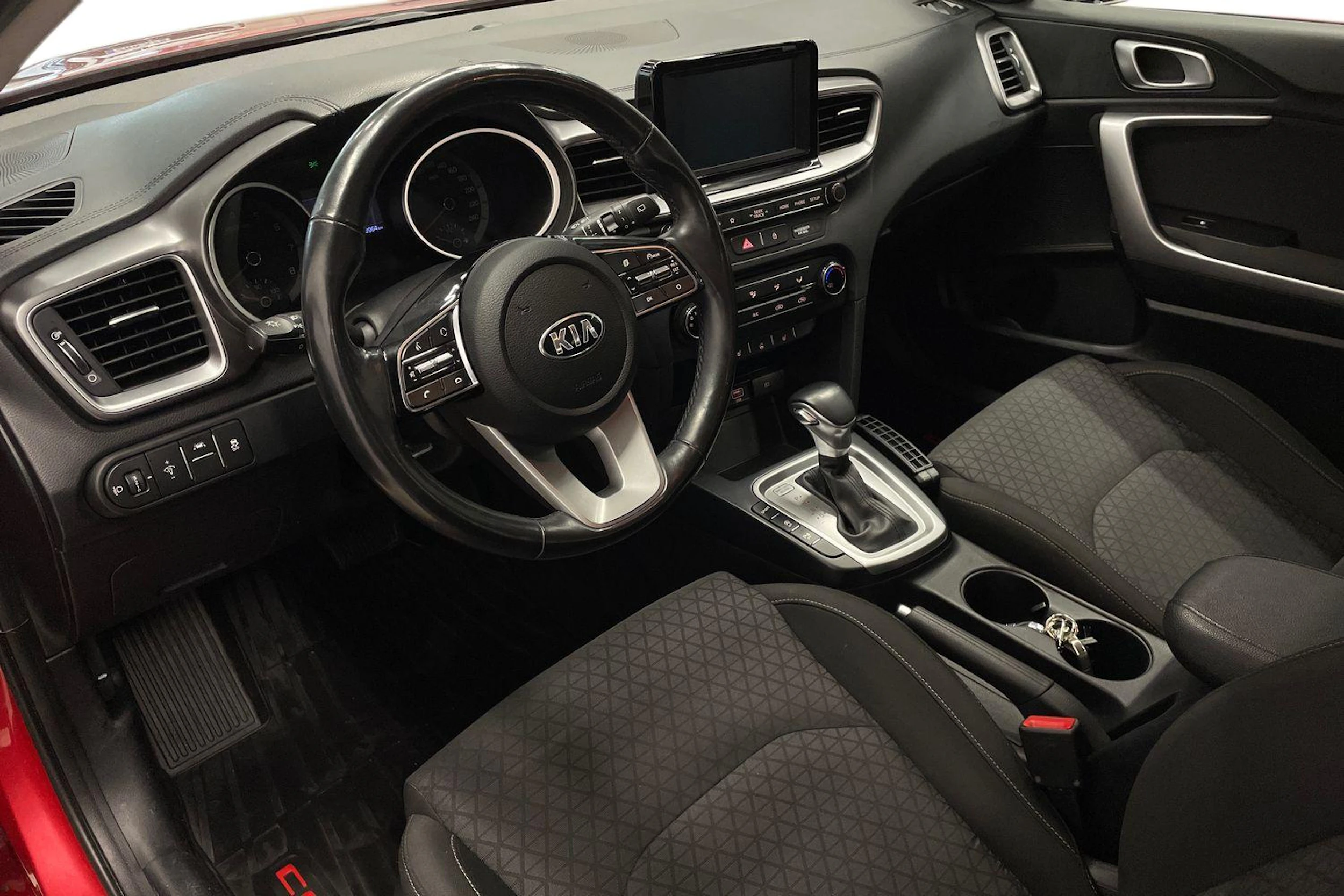 Punainen Kia Ceed 2019 kuva 6.
