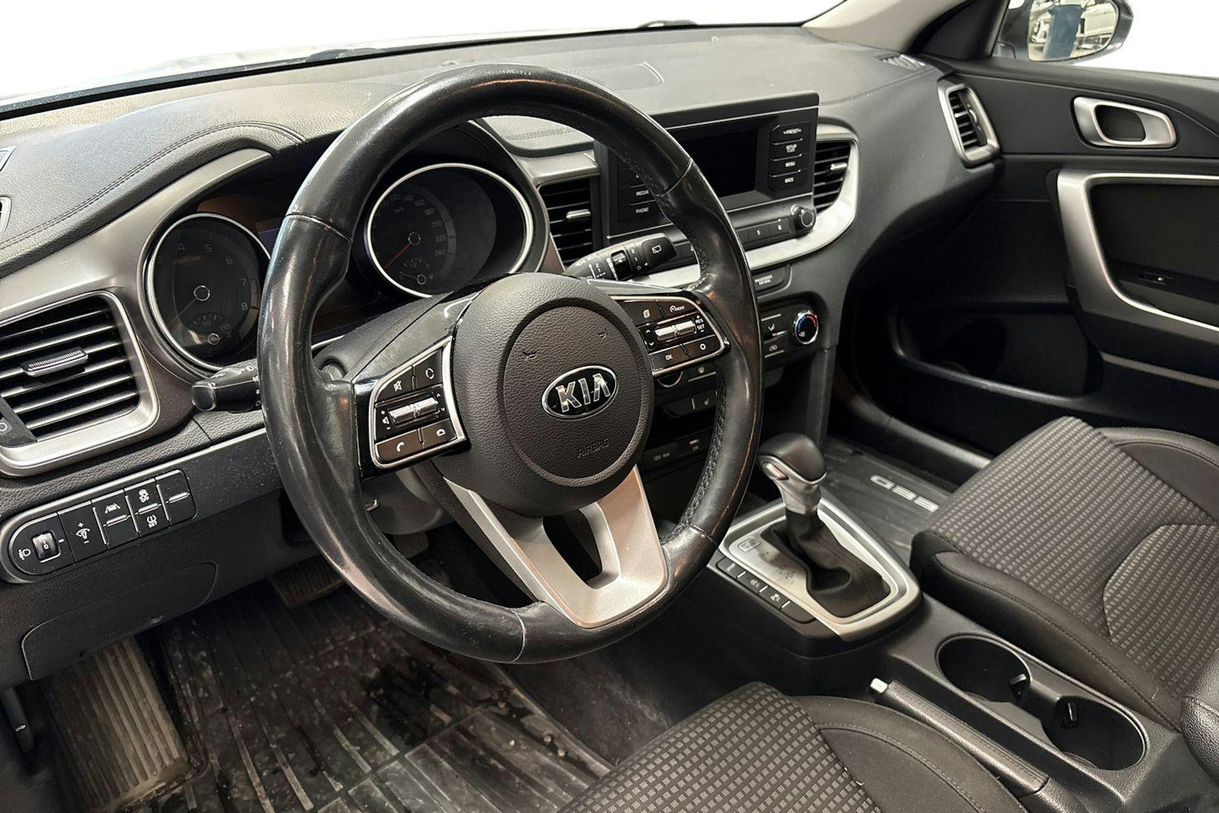 valkoinen Kia Ceed 2020 kuva 3.