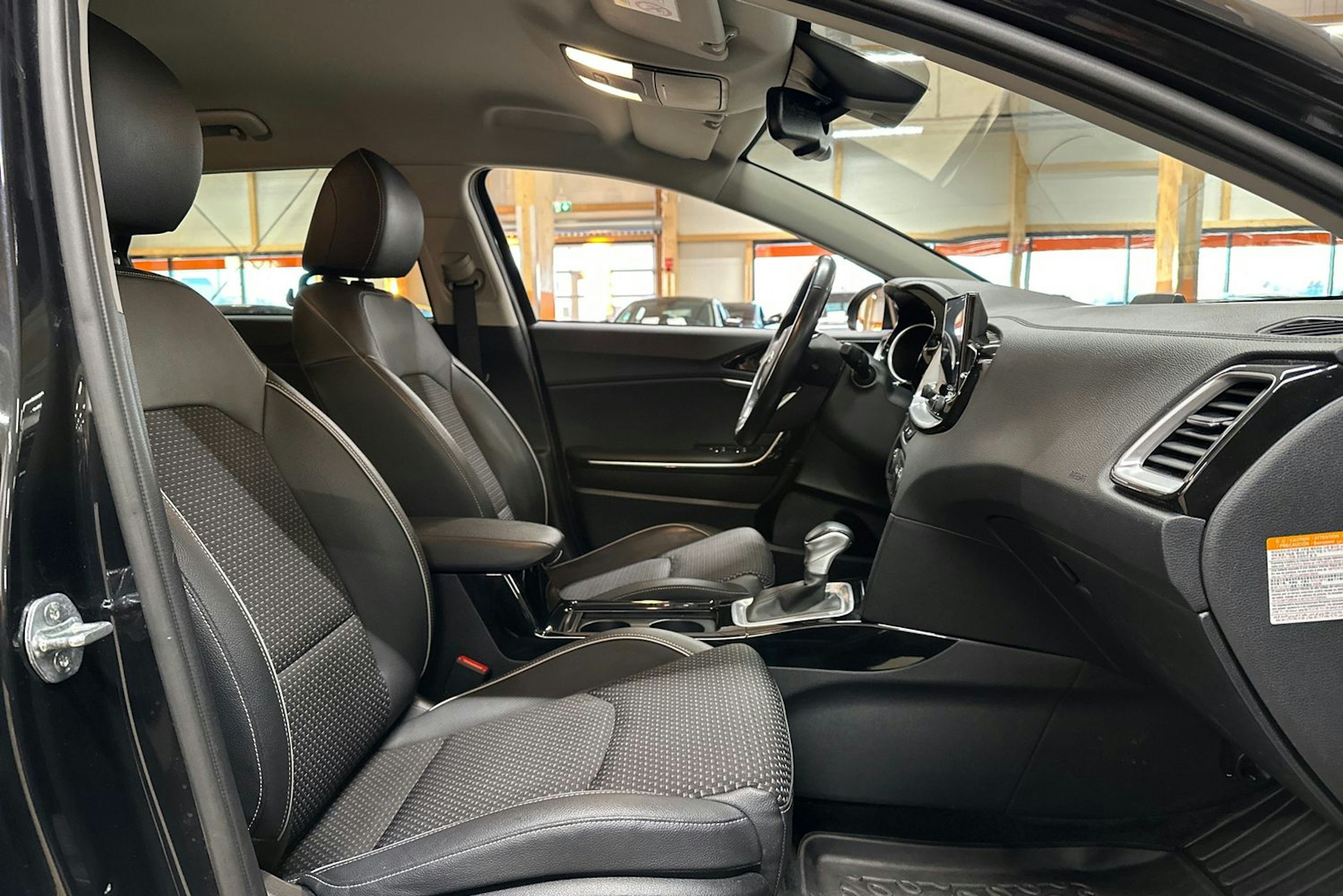 musta Kia Ceed 2021 kuva 14.