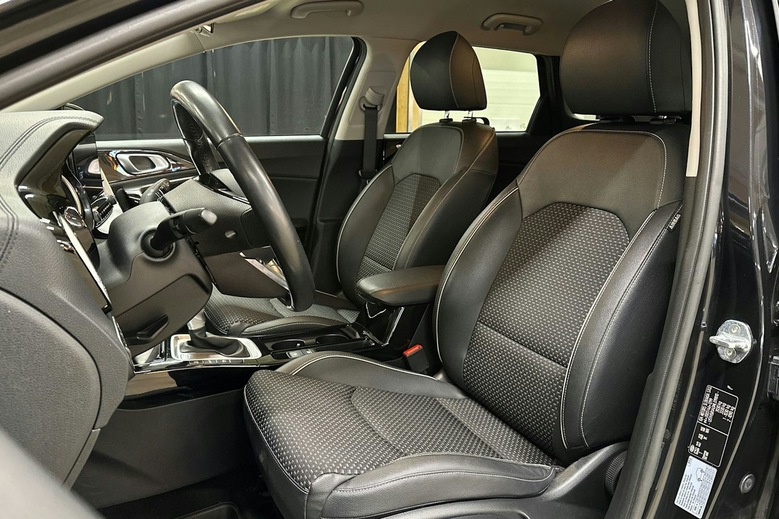 musta Kia Ceed 2021 kuva 16.