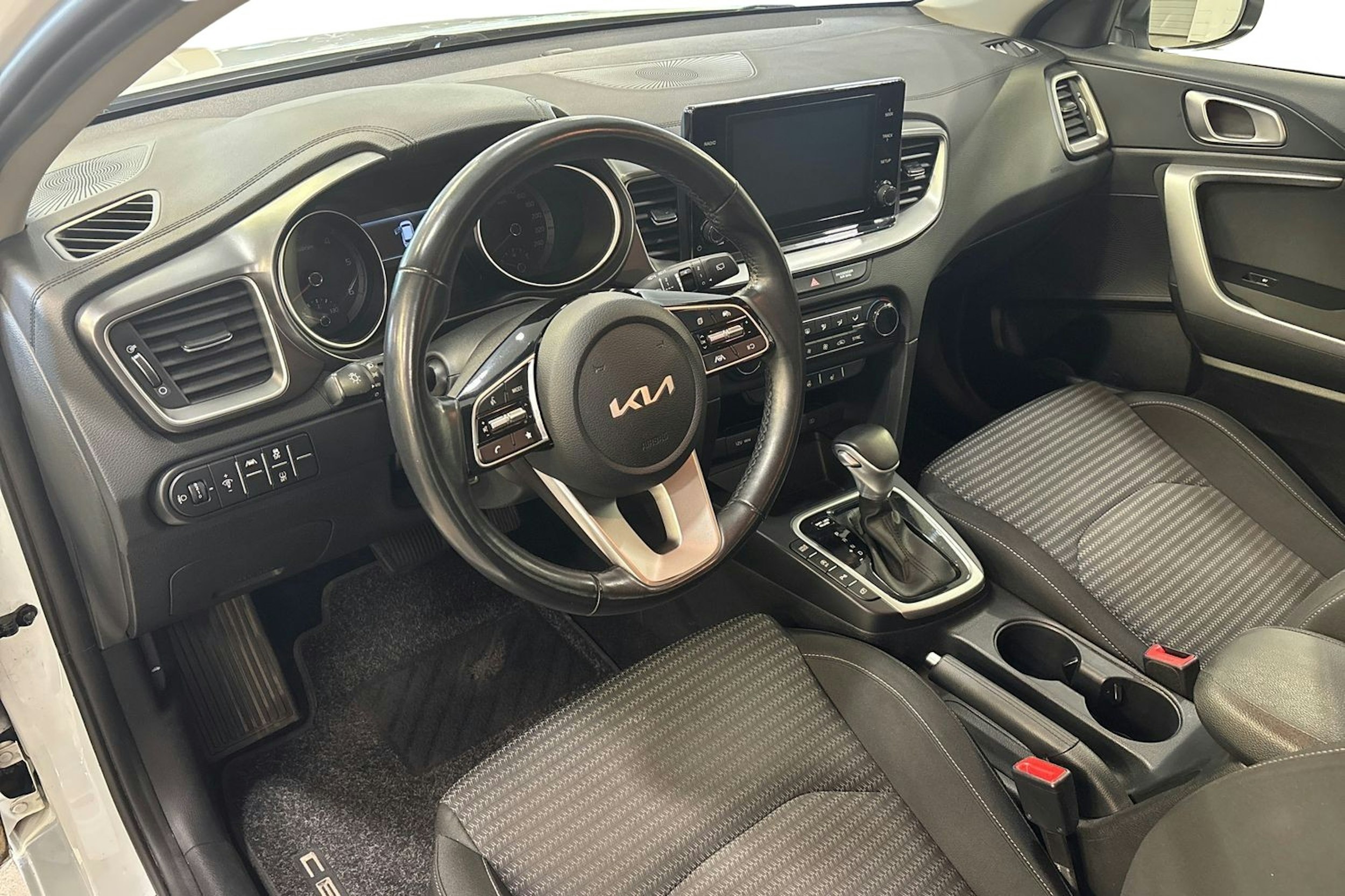 Valkoinen Kia ceed 2022 kuva 7.