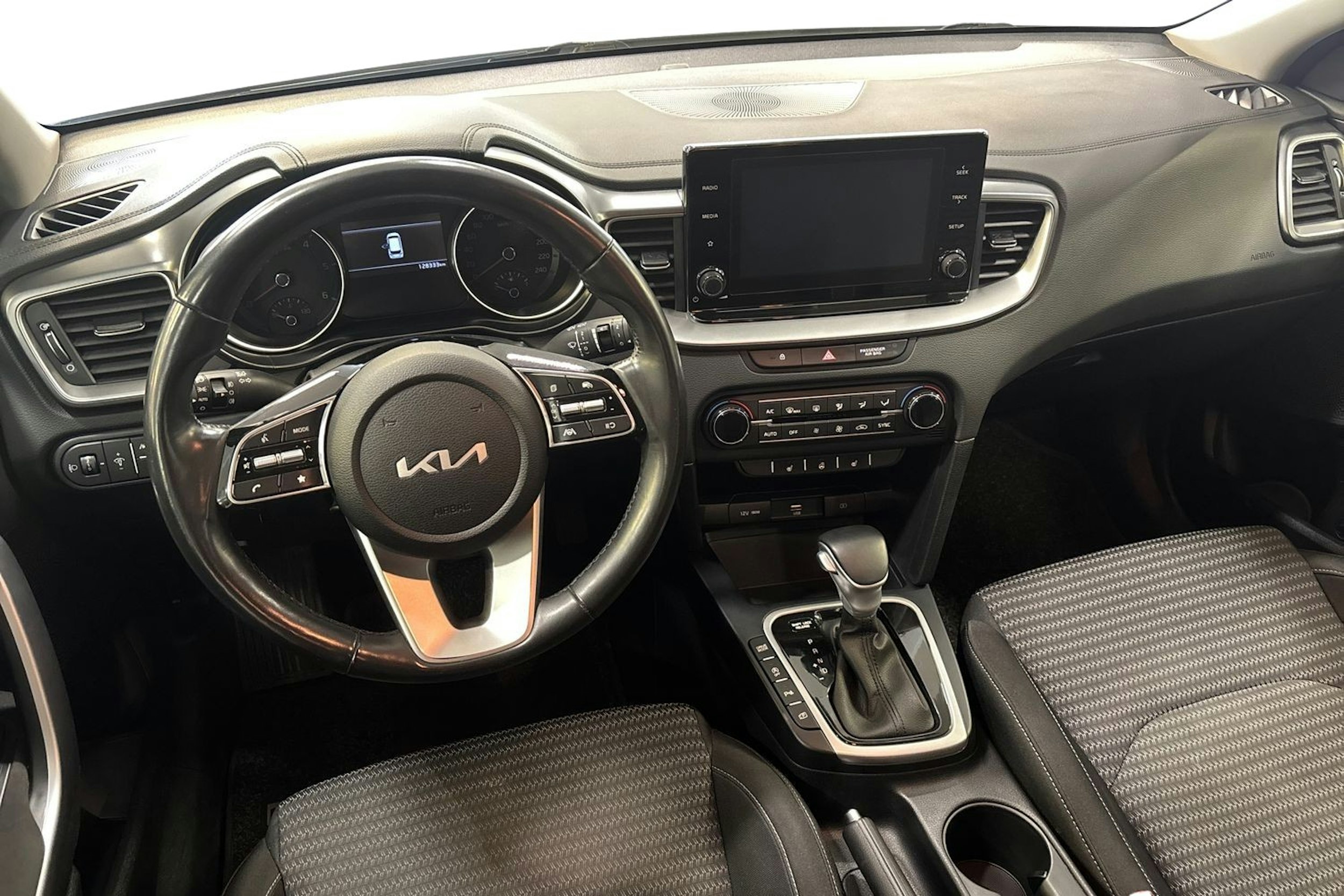 Valkoinen Kia ceed 2022 kuva 9.