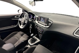 musta Kia Ceed 2023 kuva 7.