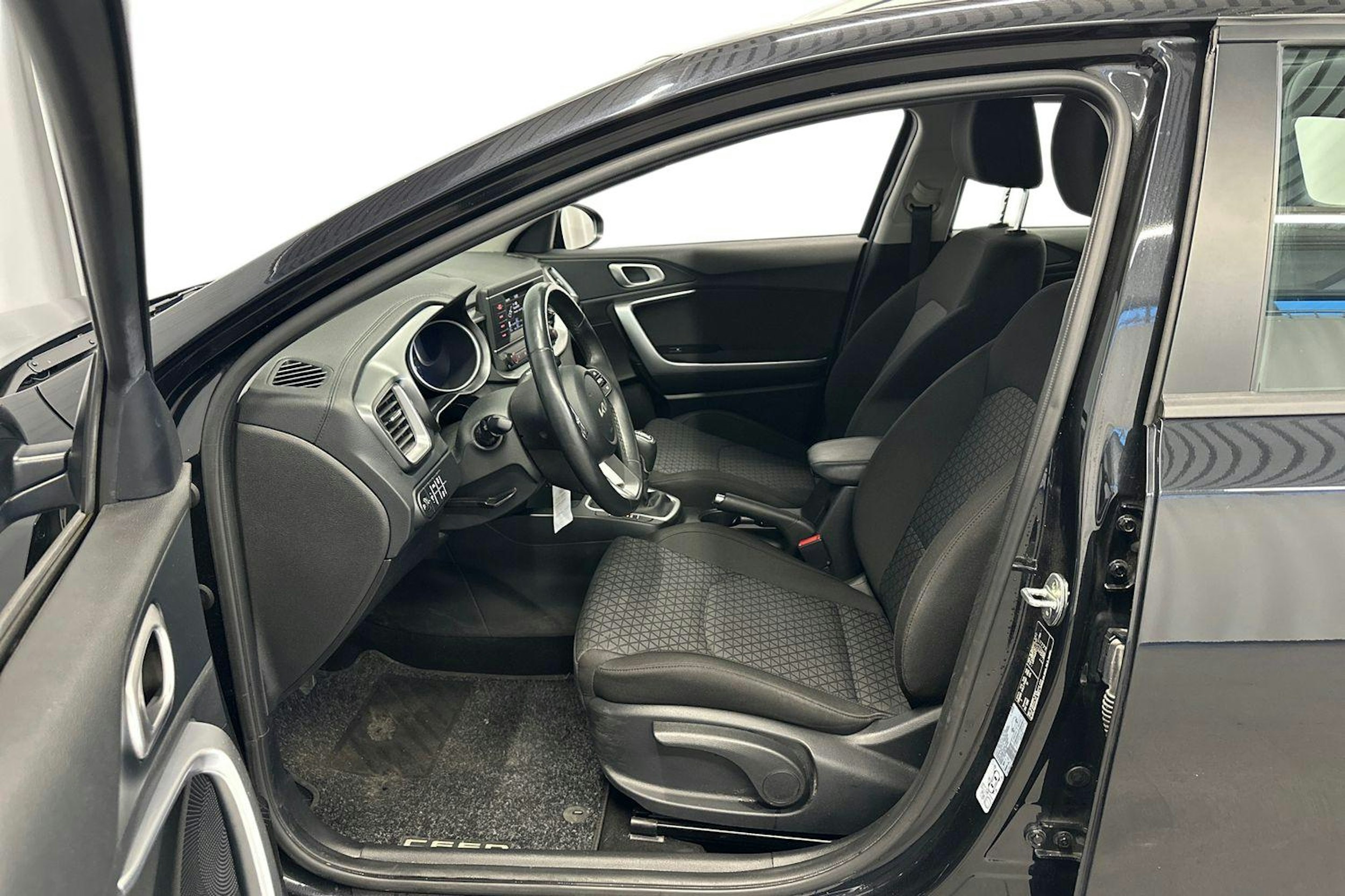 musta Kia Ceed 2023 kuva 9.