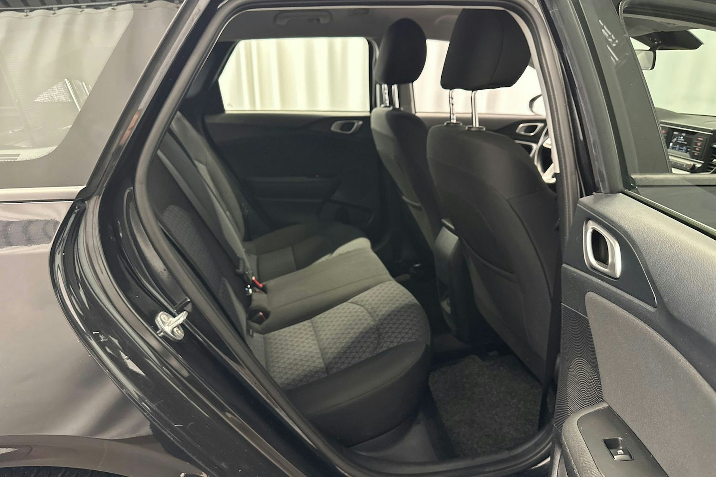 musta Kia Ceed 2023 kuva 12.