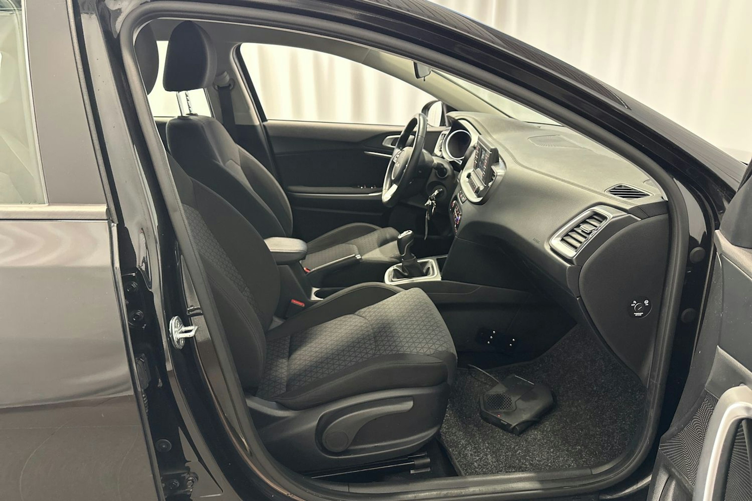 musta Kia Ceed 2023 kuva 13.