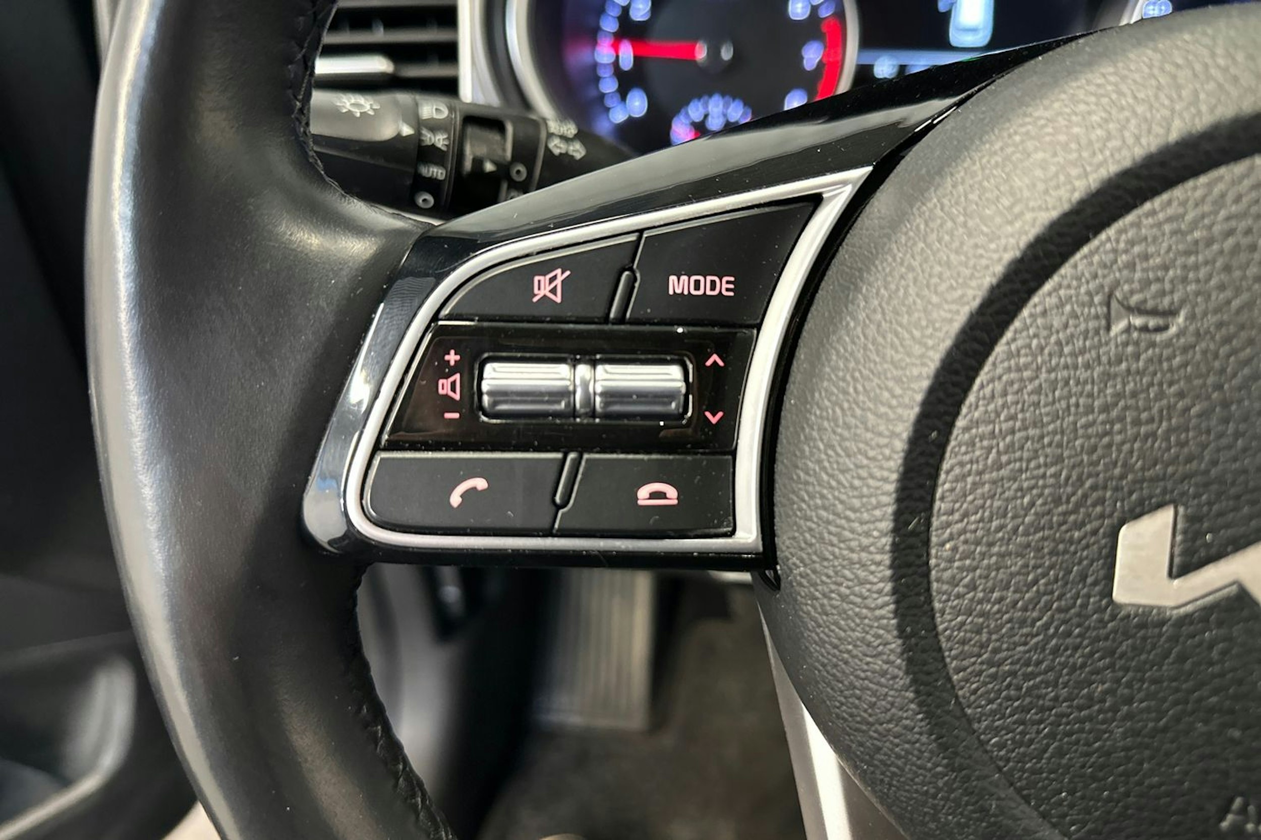 musta Kia Ceed 2023 kuva 16.