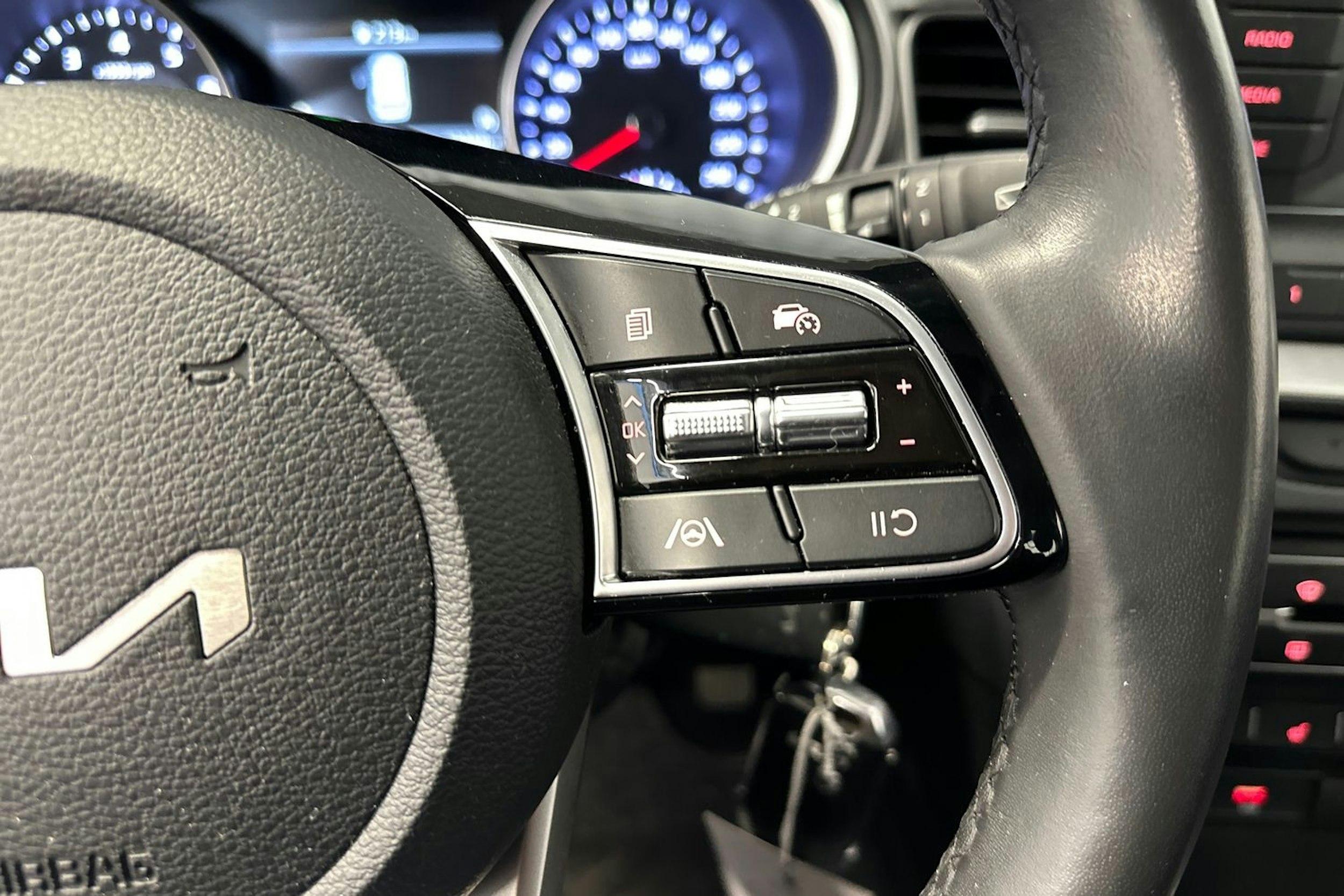 musta Kia Ceed 2023 kuva 17.