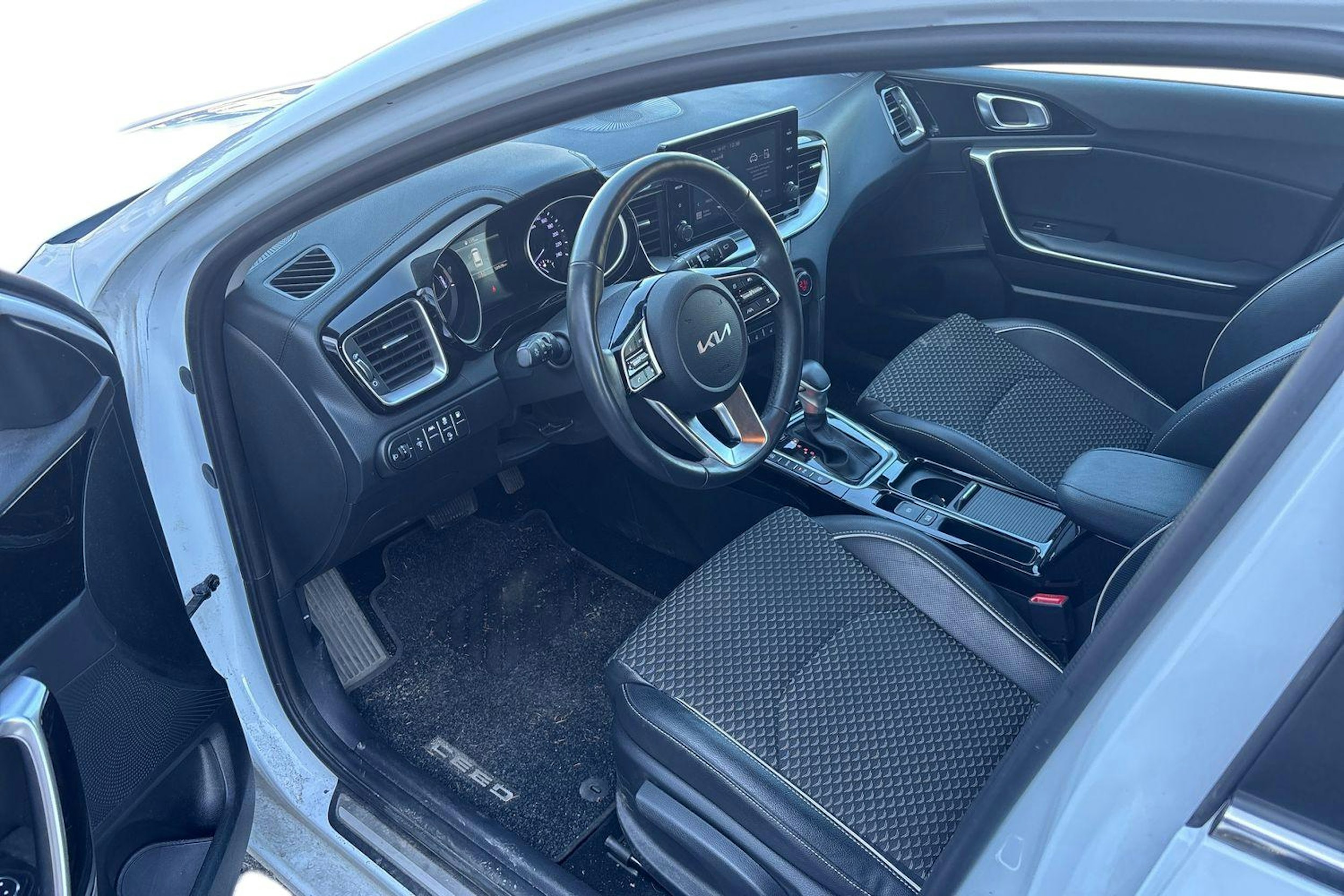 valkoinen Kia Ceed 2023 kuva 3.