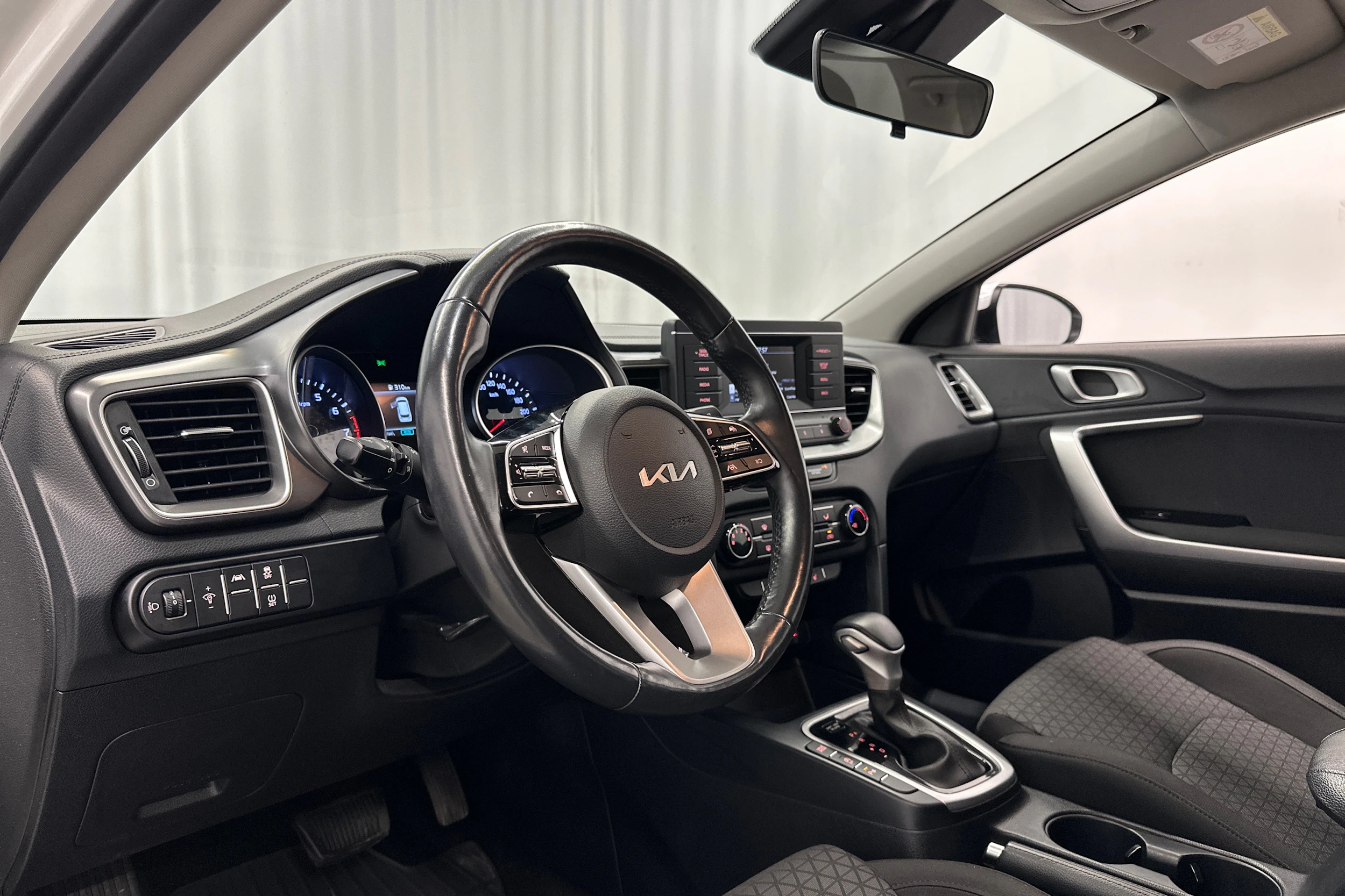 valkoinen Kia Ceed 2023 kuva 10.