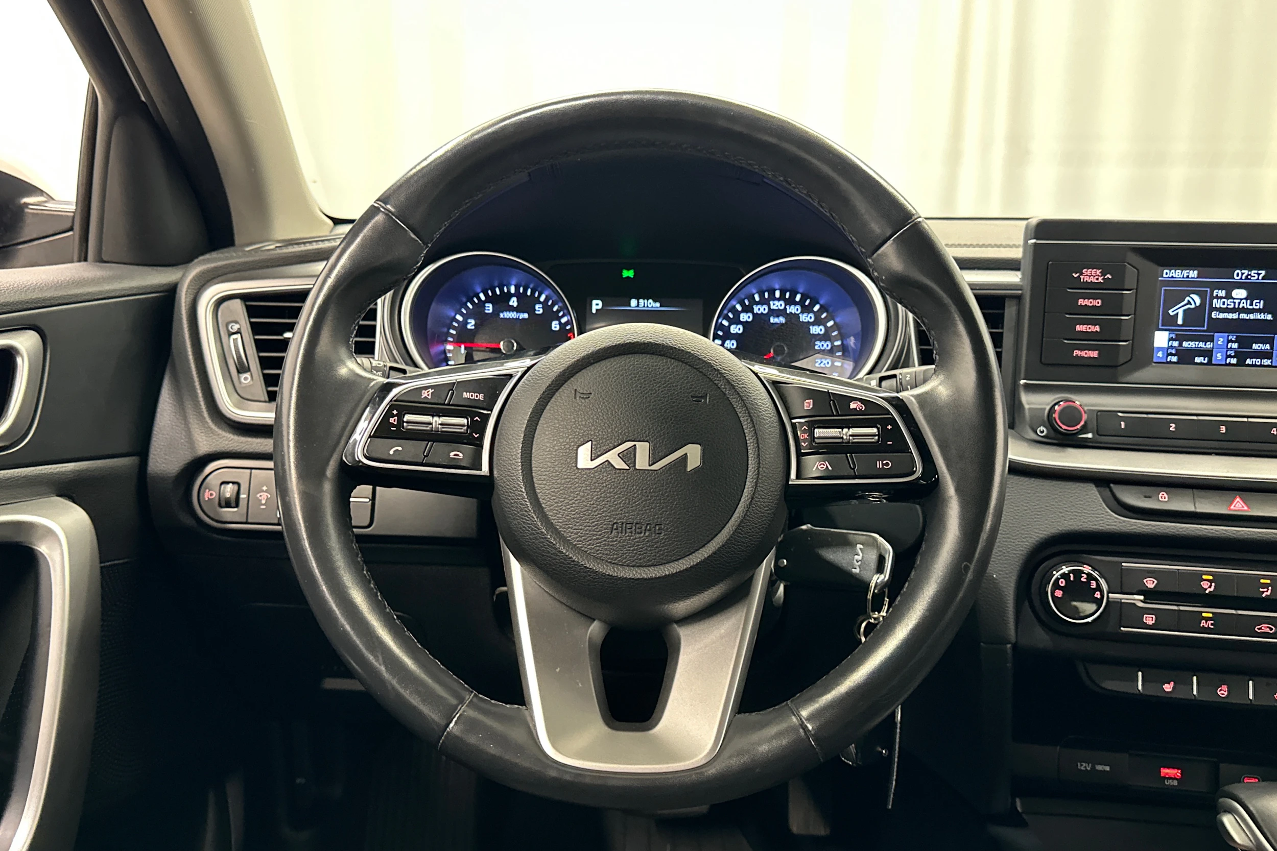 valkoinen Kia Ceed 2023 kuva 12.