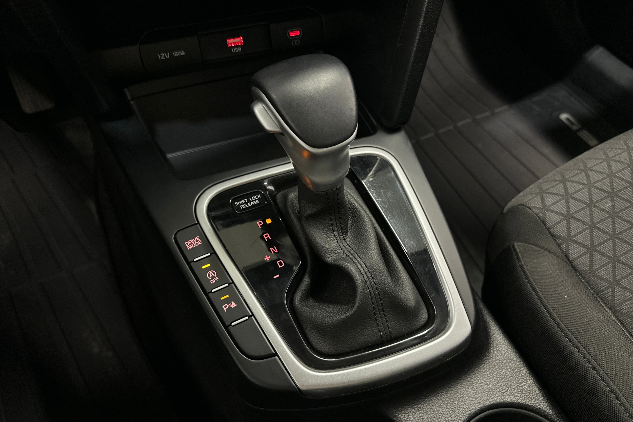 valkoinen Kia Ceed 2023 kuva 16.