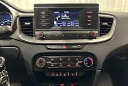 valkoinen Kia Ceed 2023 kuva 17.