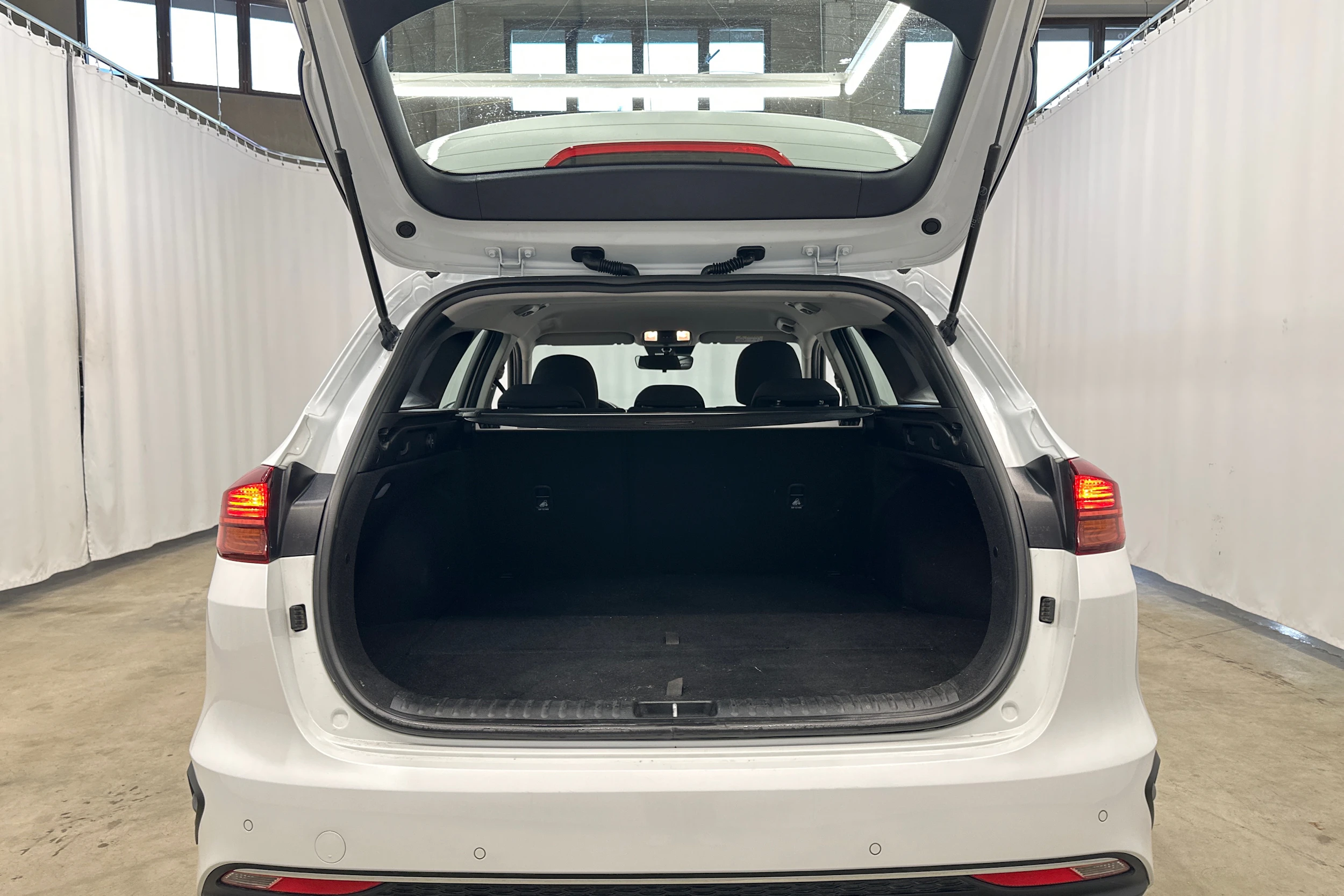 valkoinen Kia Ceed 2023 kuva 20.