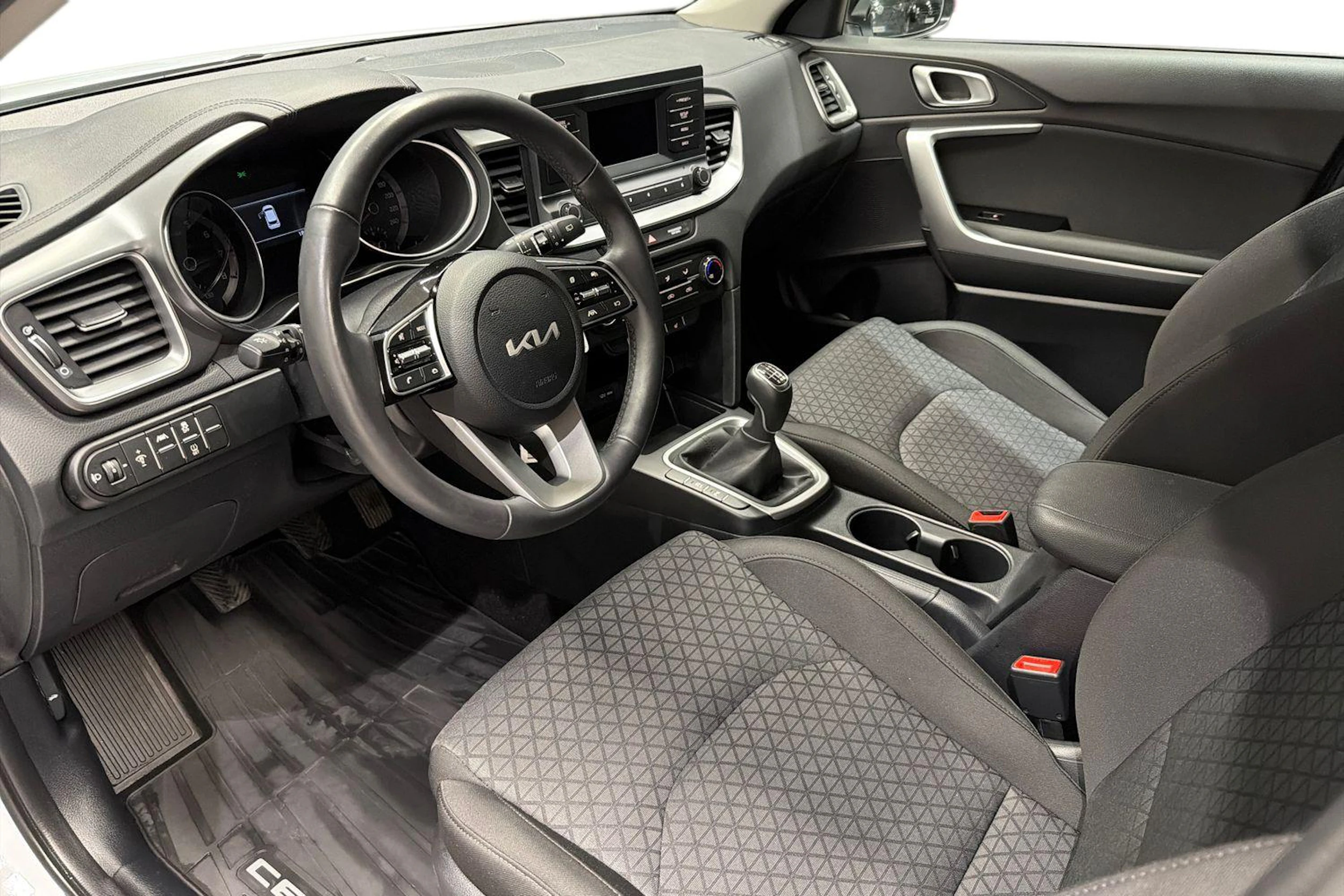 valkoinen Kia Ceed 2024 kuva 8.