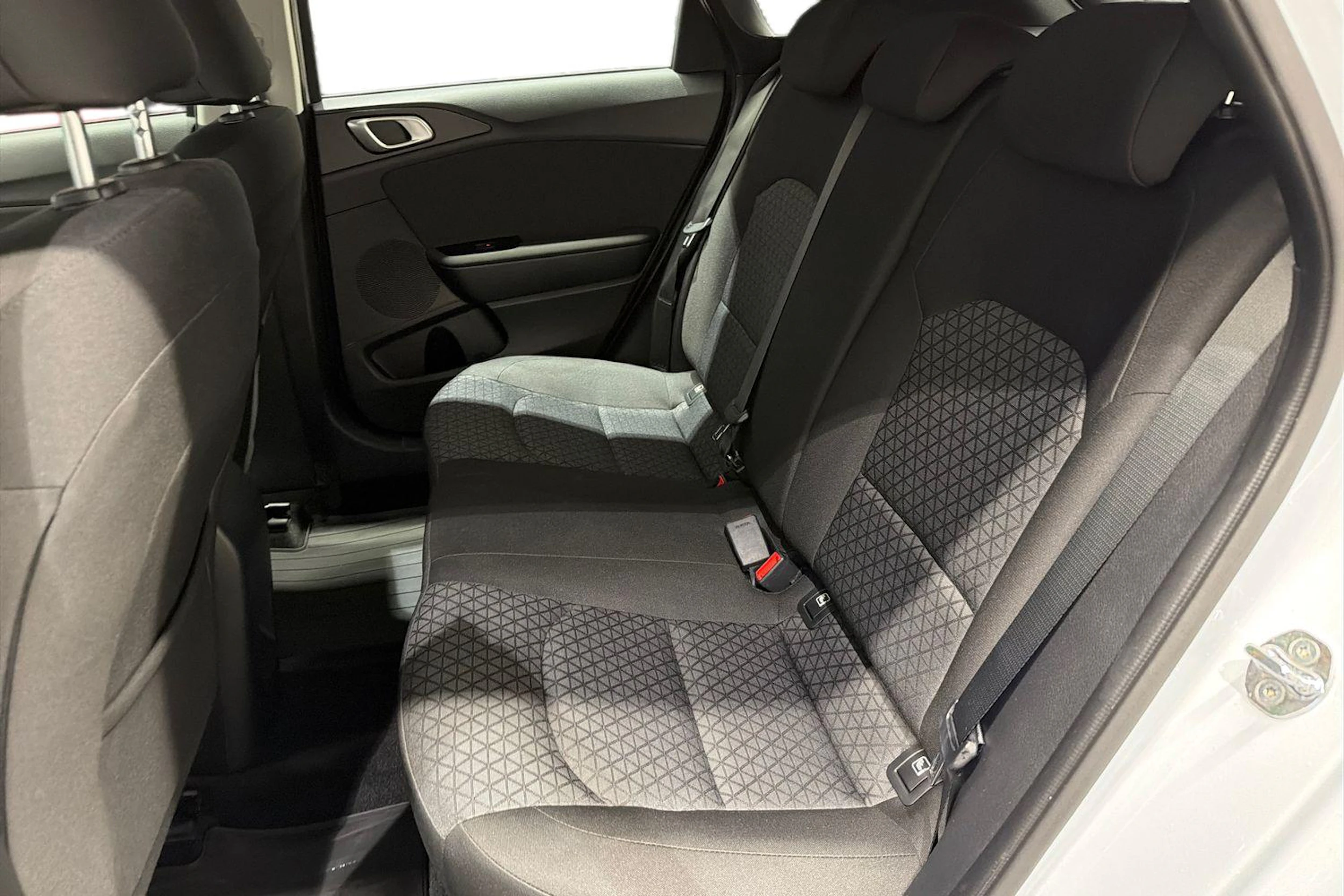 valkoinen Kia Ceed 2024 kuva 11.