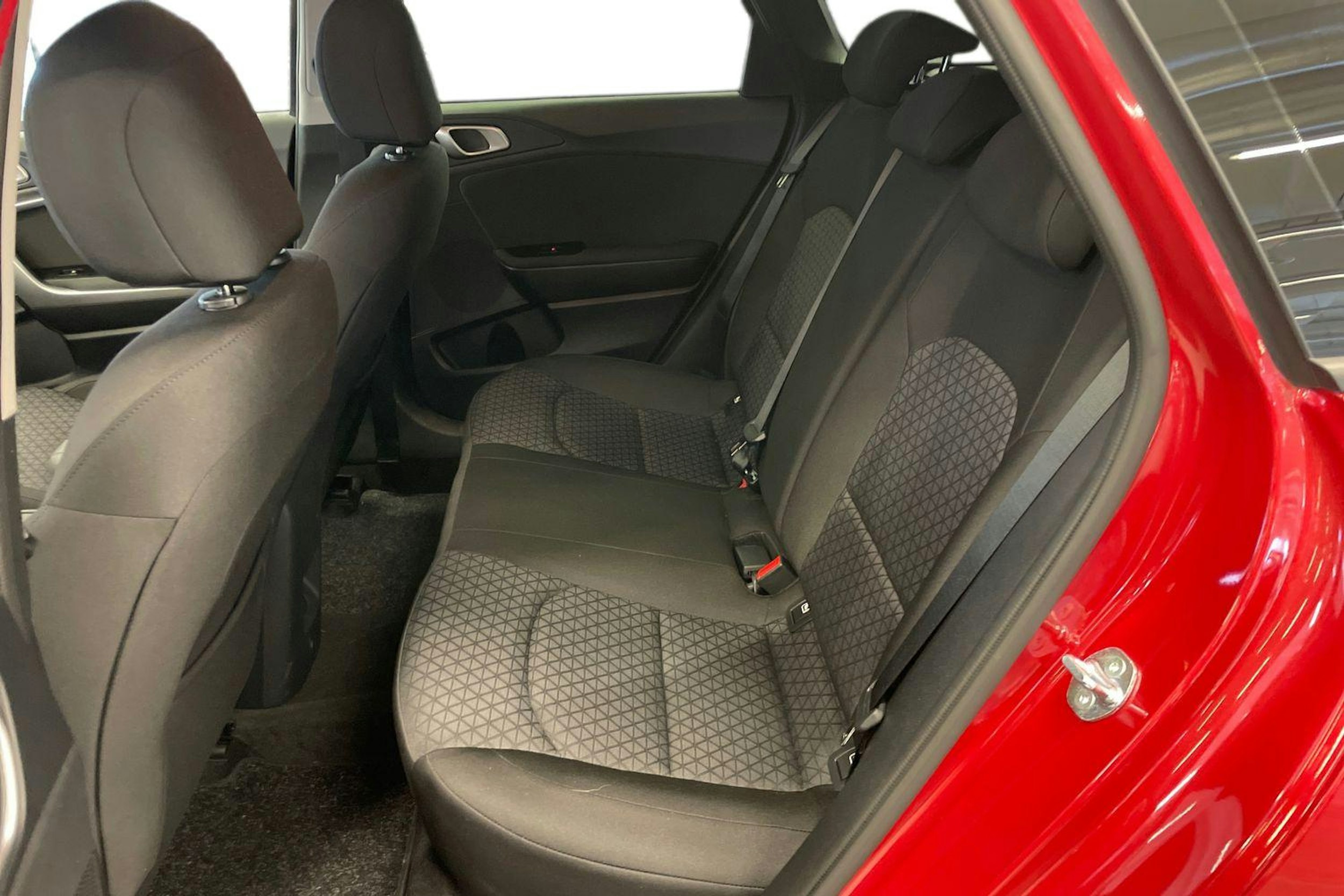 Punainen Kia ceed 2025 kuva 10.