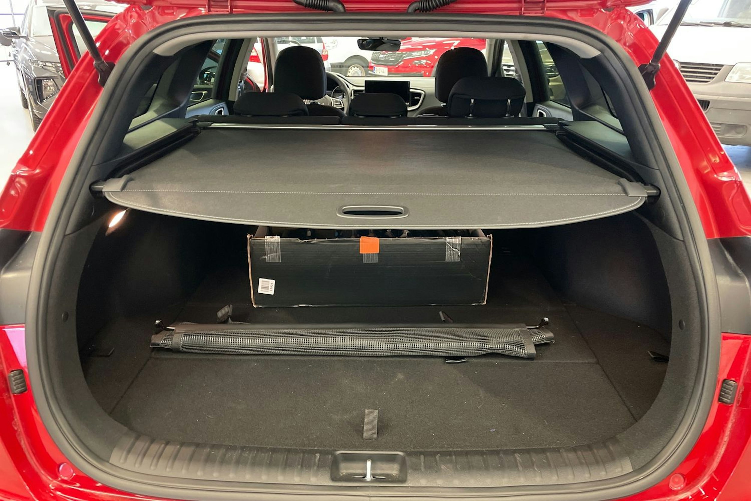 Punainen Kia ceed 2025 kuva 14.