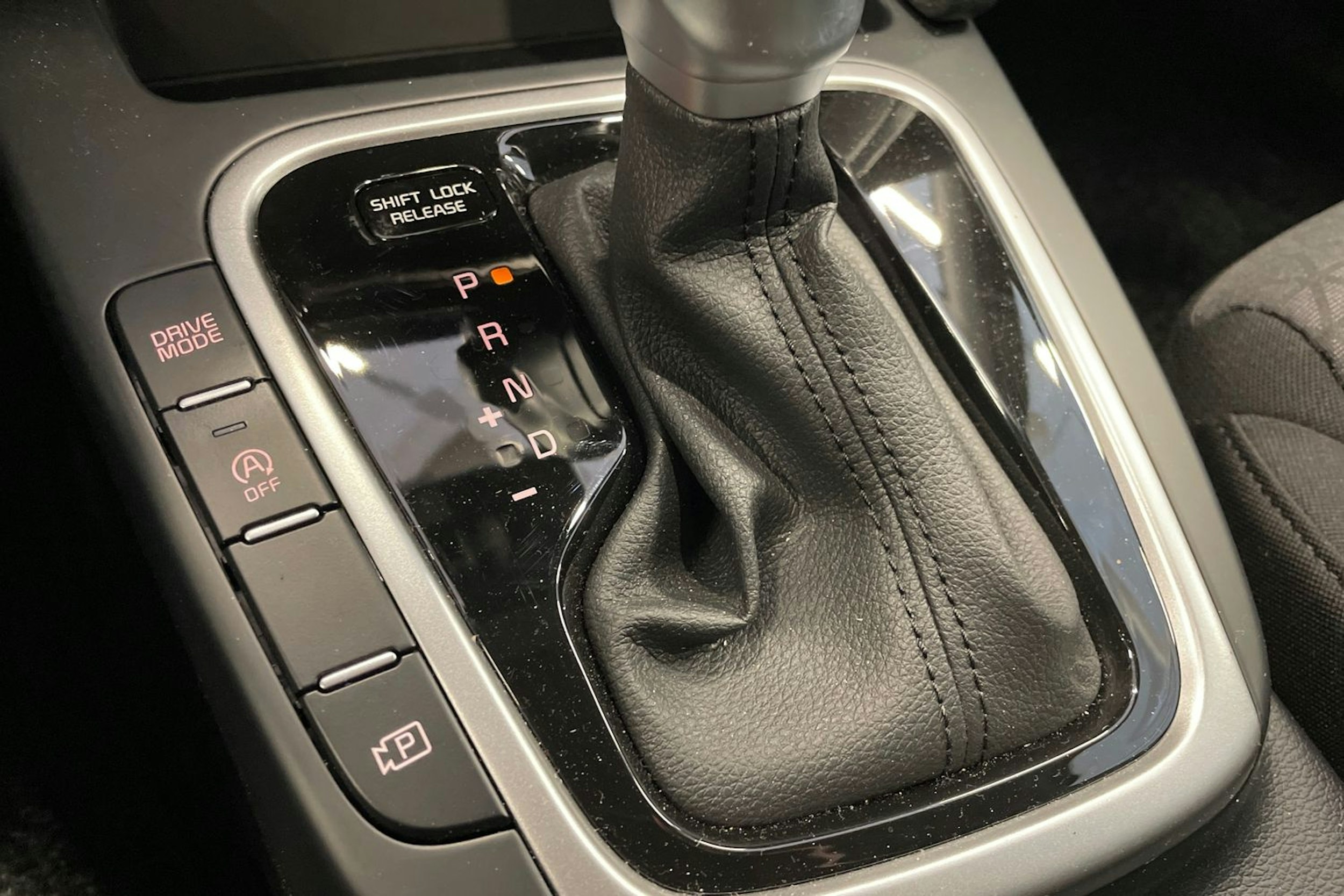 Punainen Kia ceed 2025 kuva 16.