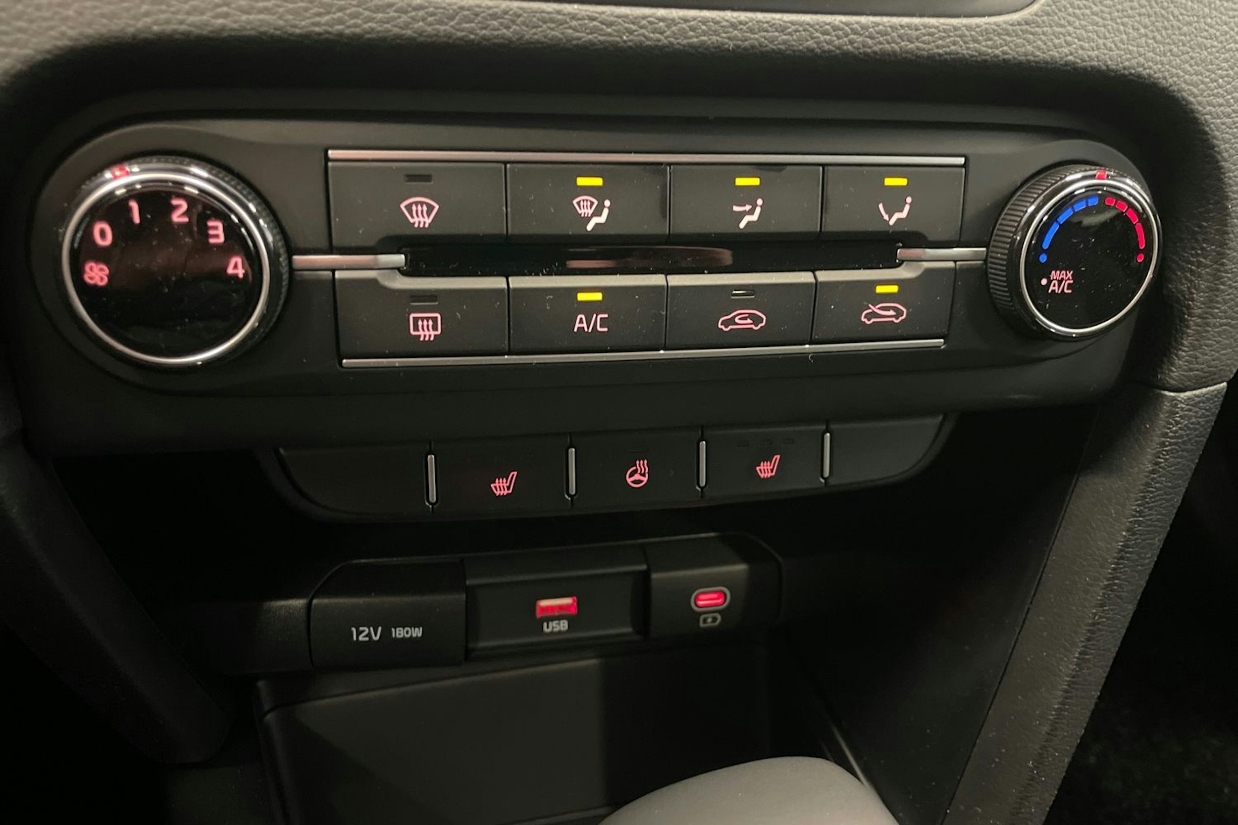 Punainen Kia ceed 2025 kuva 17.