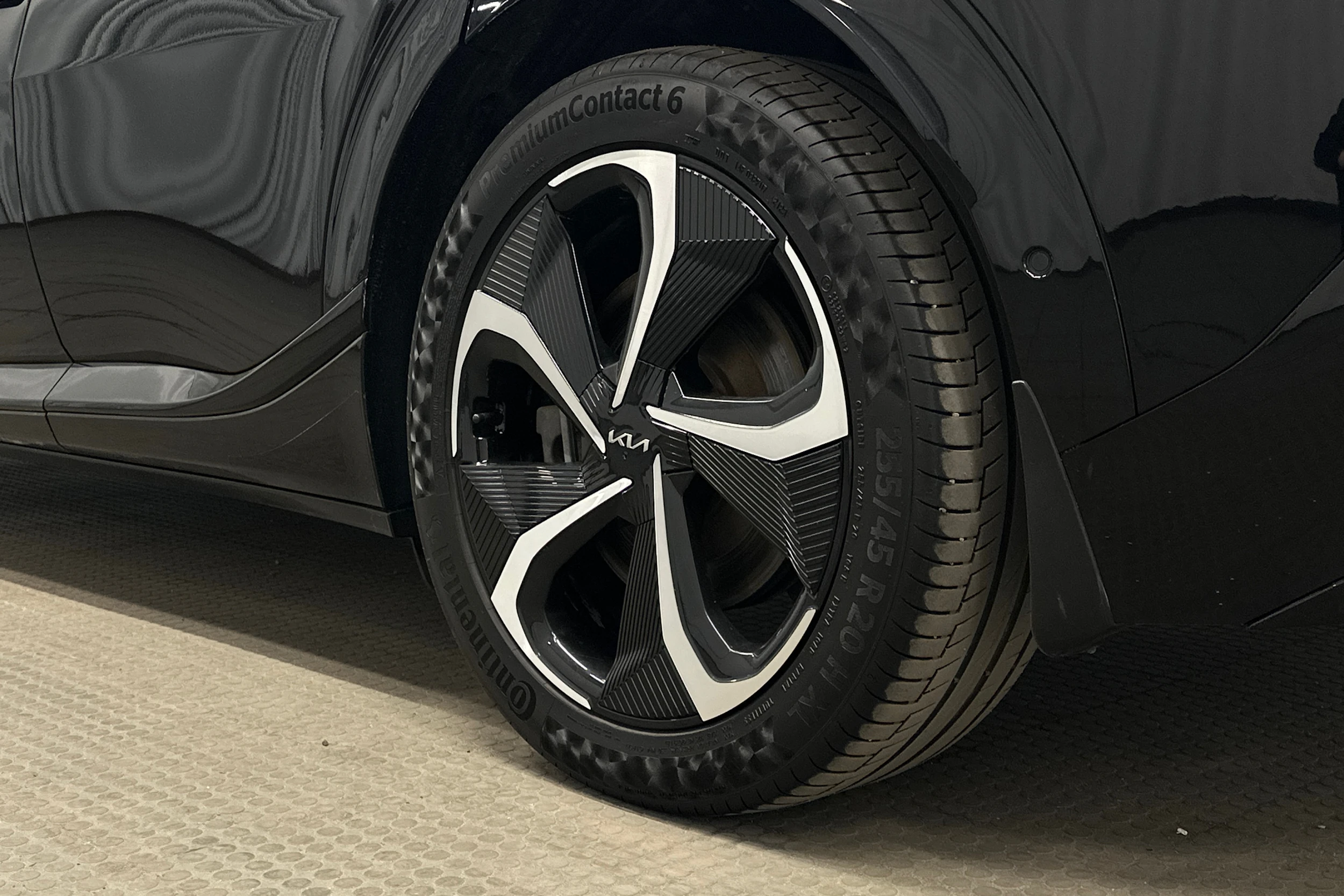 musta Kia EV6 2022 kuva 10.