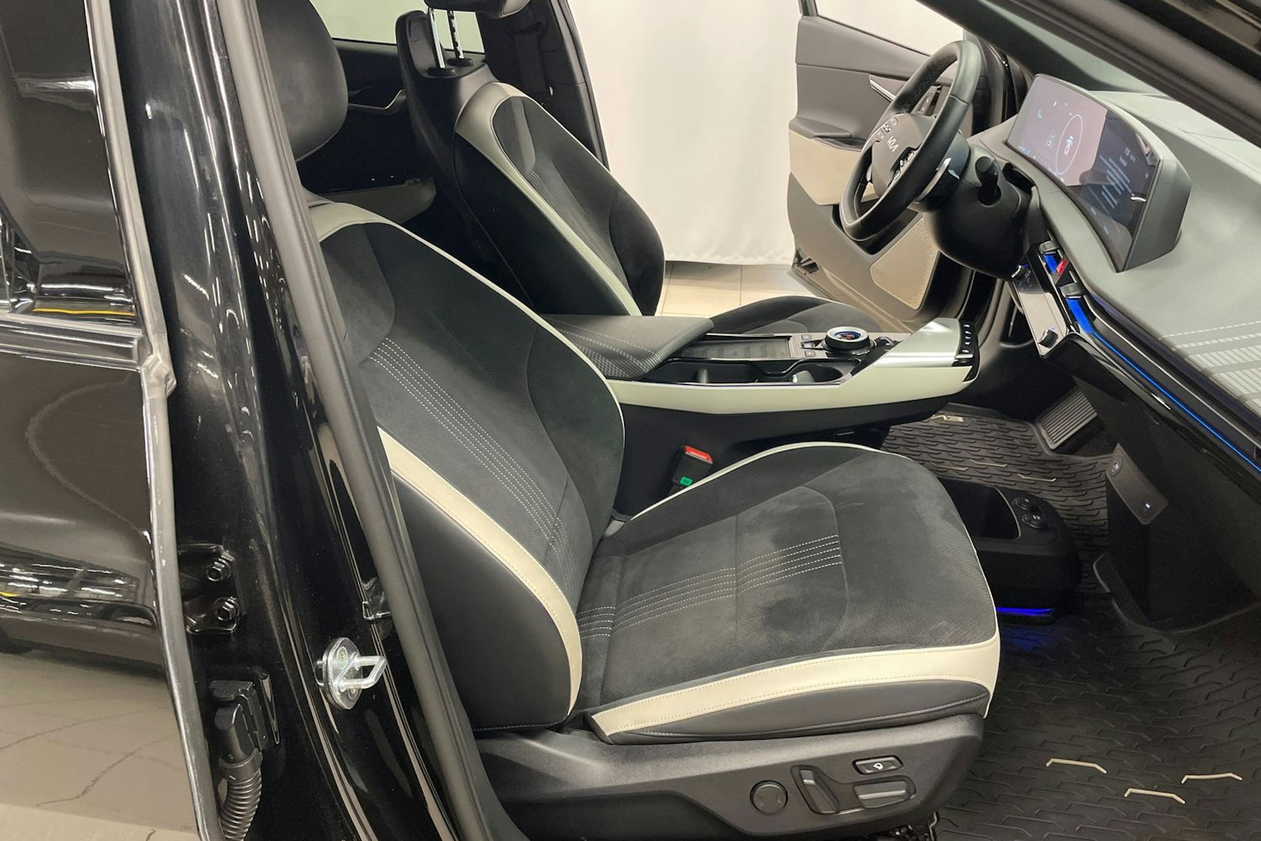 musta Kia EV6 2022 kuva 28.