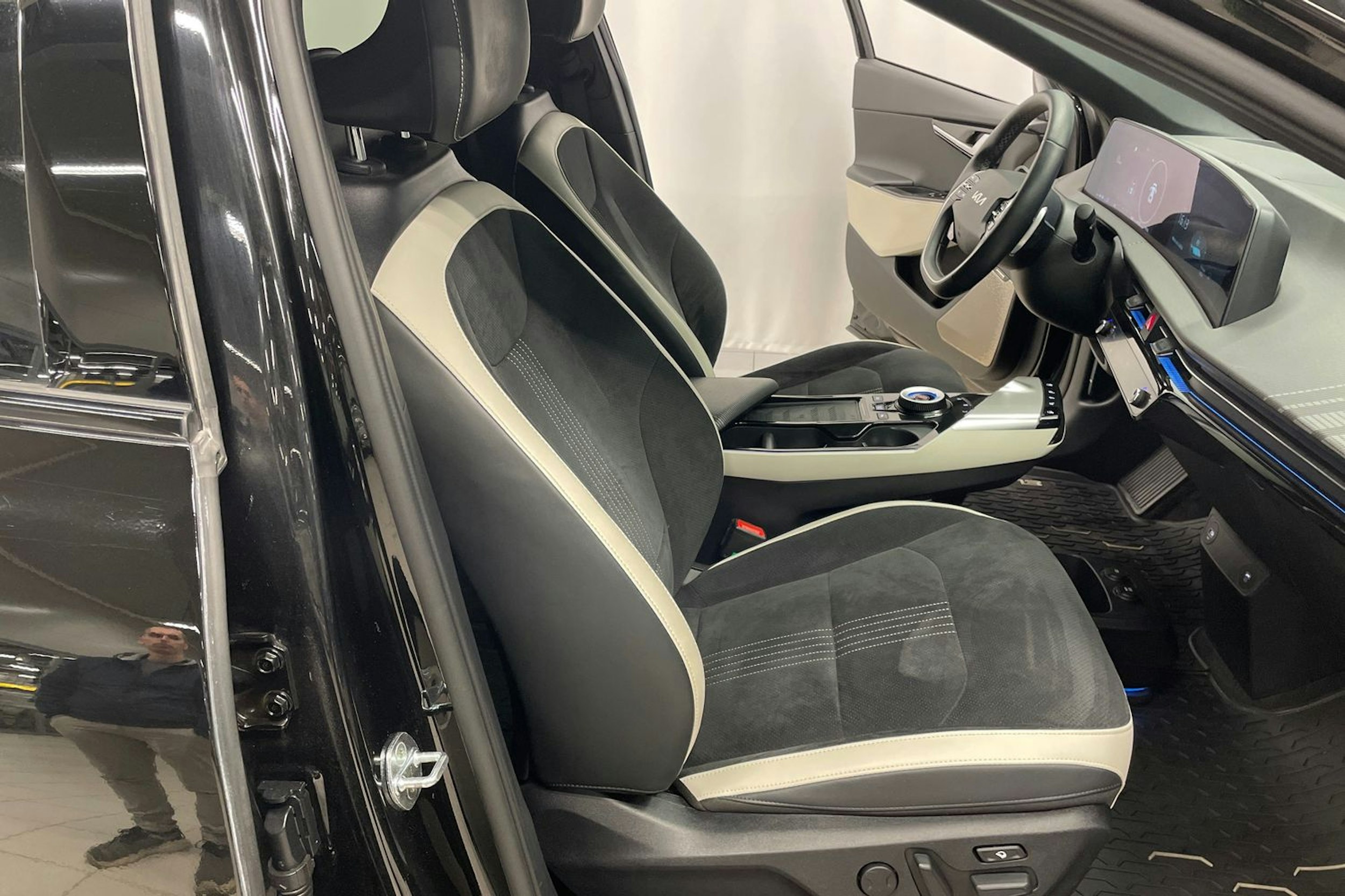 musta Kia EV6 2022 kuva 32.